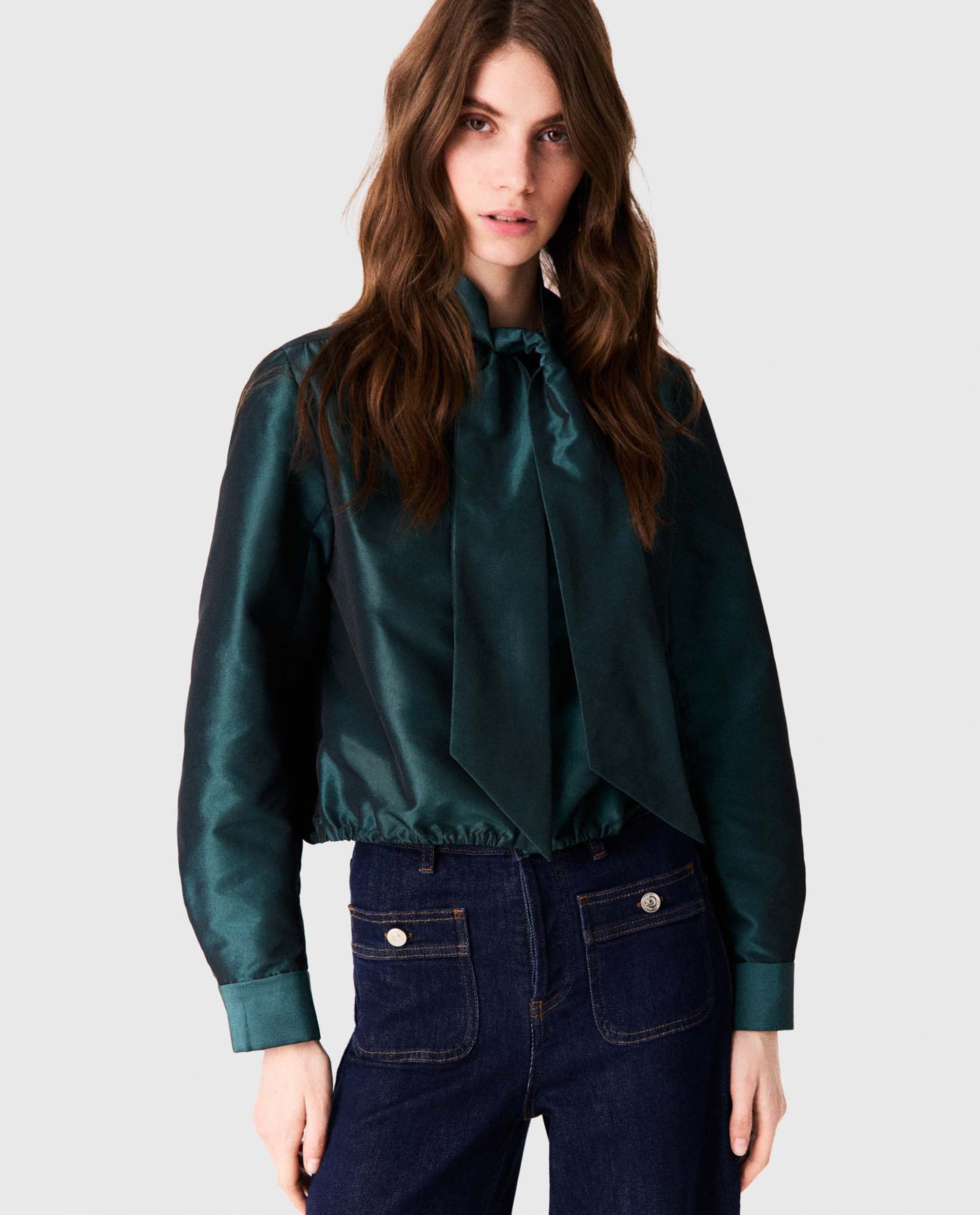 Imagen 0 de Blusa de mujer satinada corta con lazo desmontable Verde