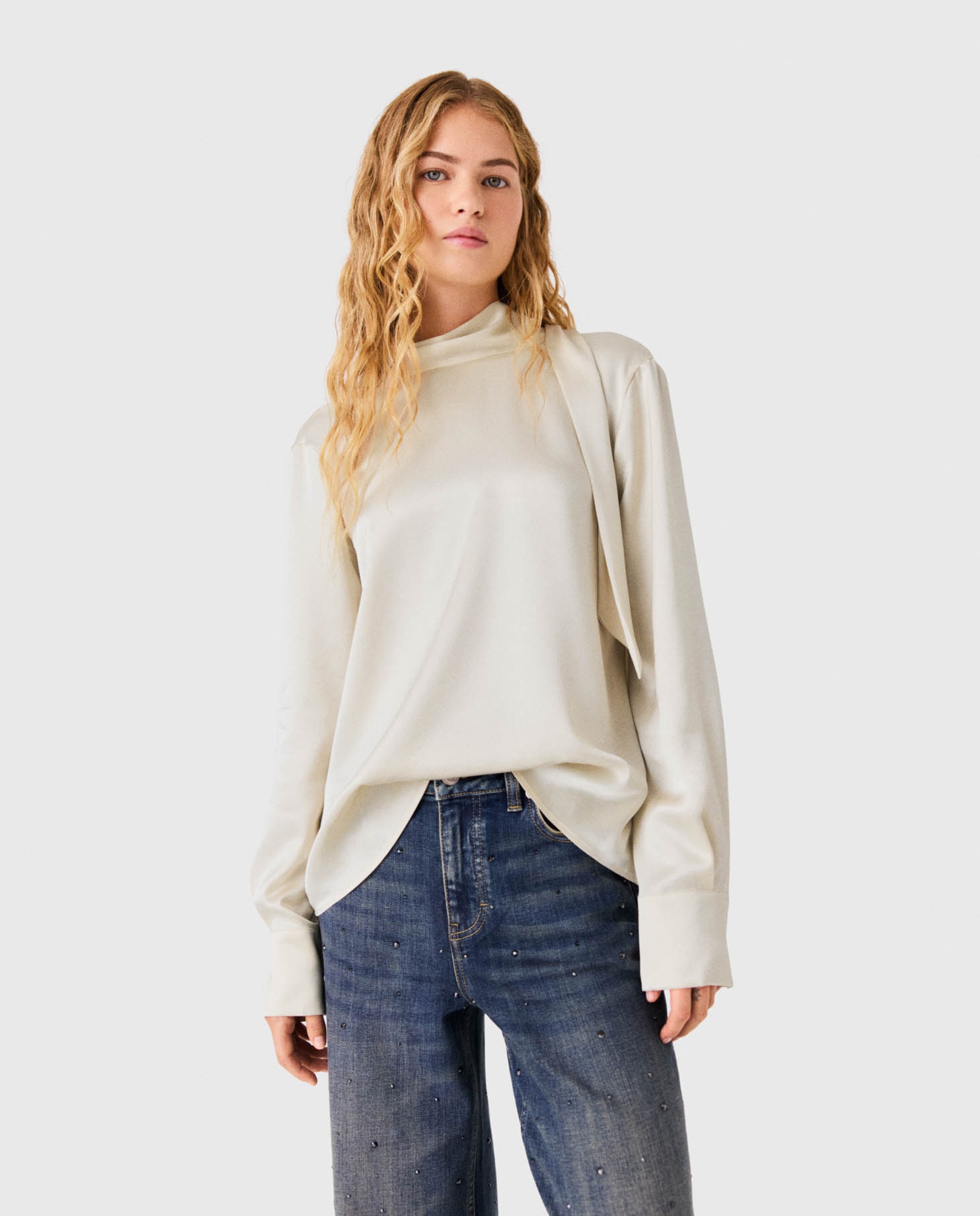 Imagen 0 de Blusa de mujer de satén con espalda drapeada, cuello alto y lazo Blanco