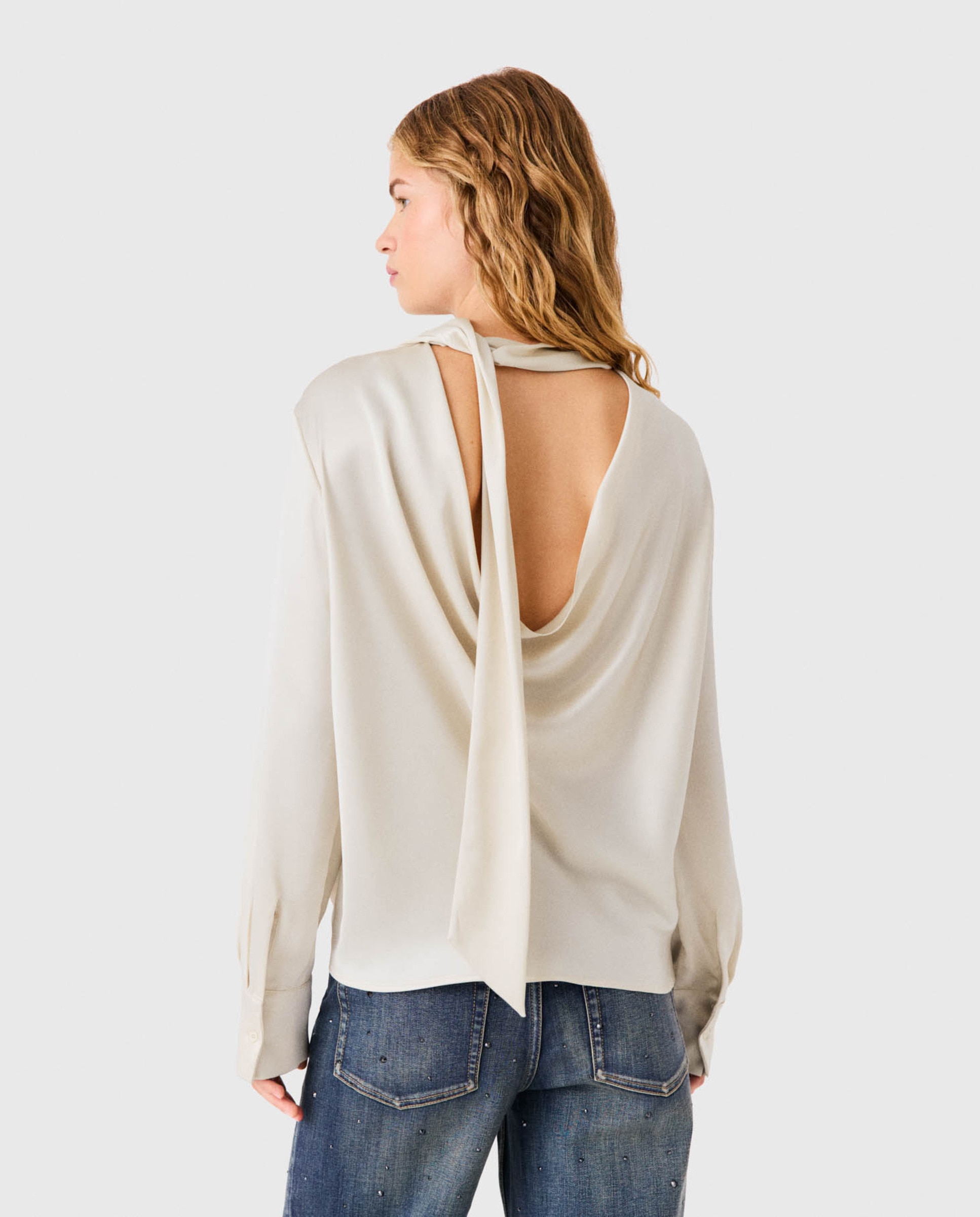 Top fluido de mujer de raso con cuello alto - Maje - Blanco Blanco-2