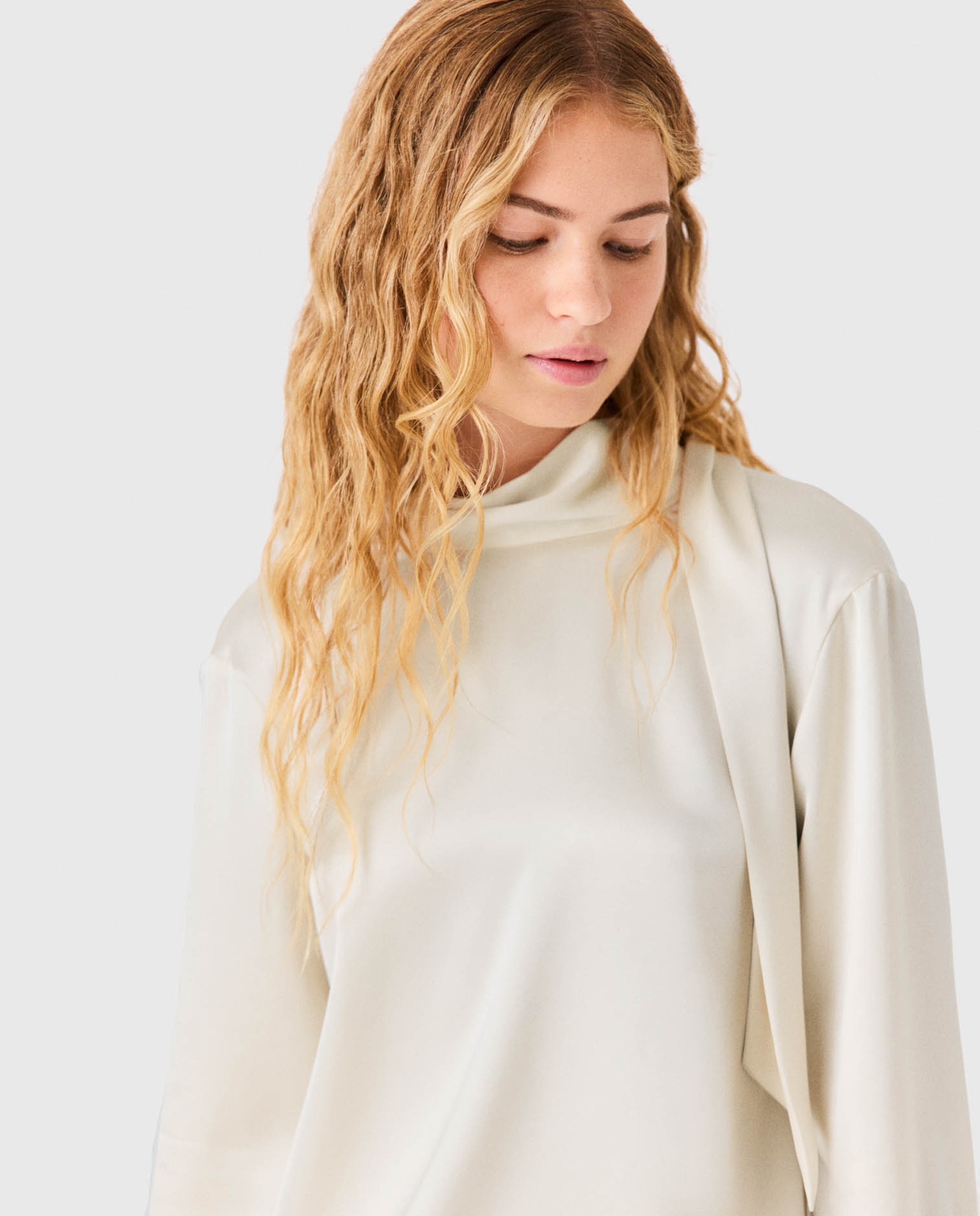 Top fluido de mujer de raso con cuello alto - Maje - Blanco Blanco-5