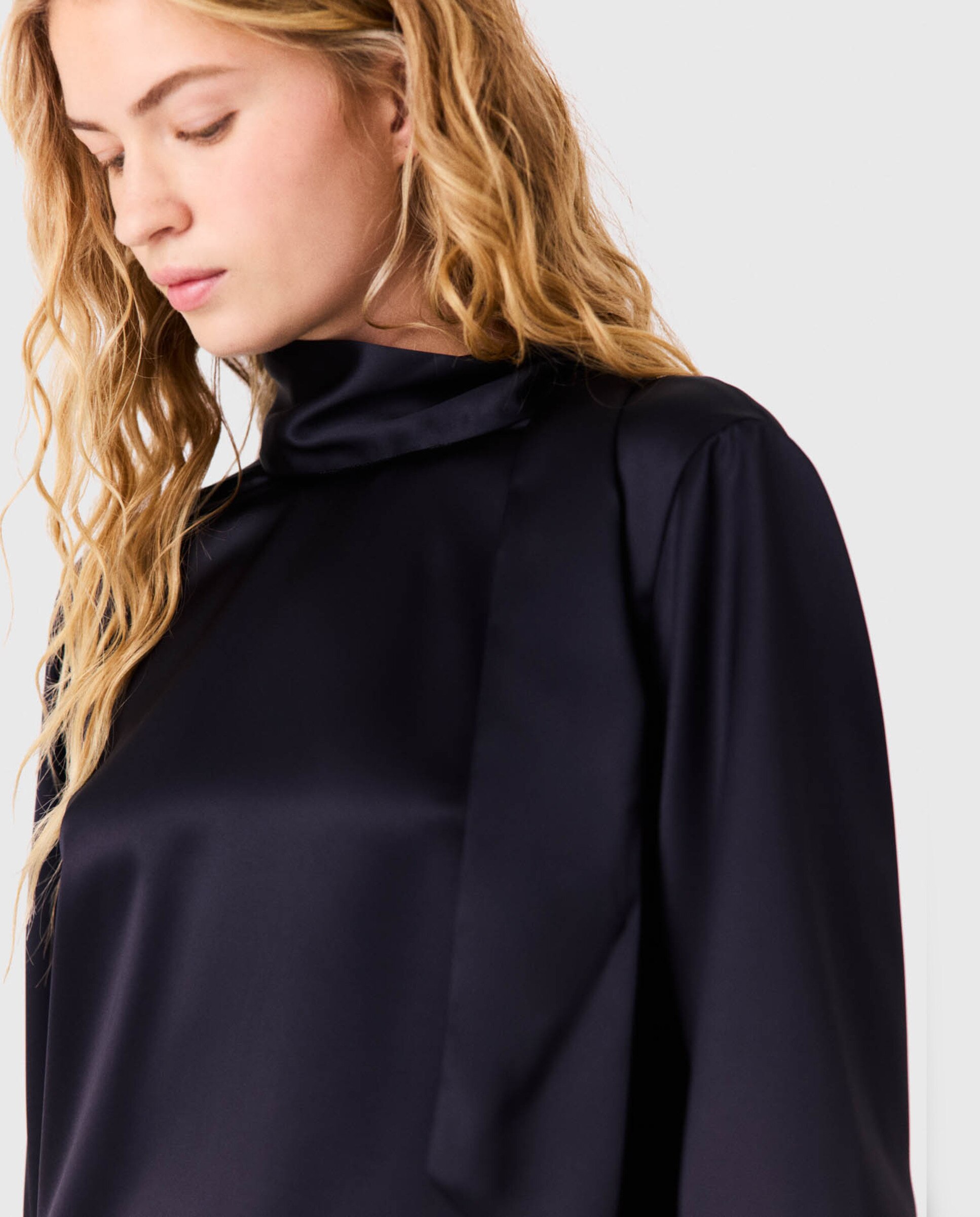 Top fluido de mujer de raso con cuello alto - Maje - Azul marino Azul marino-5