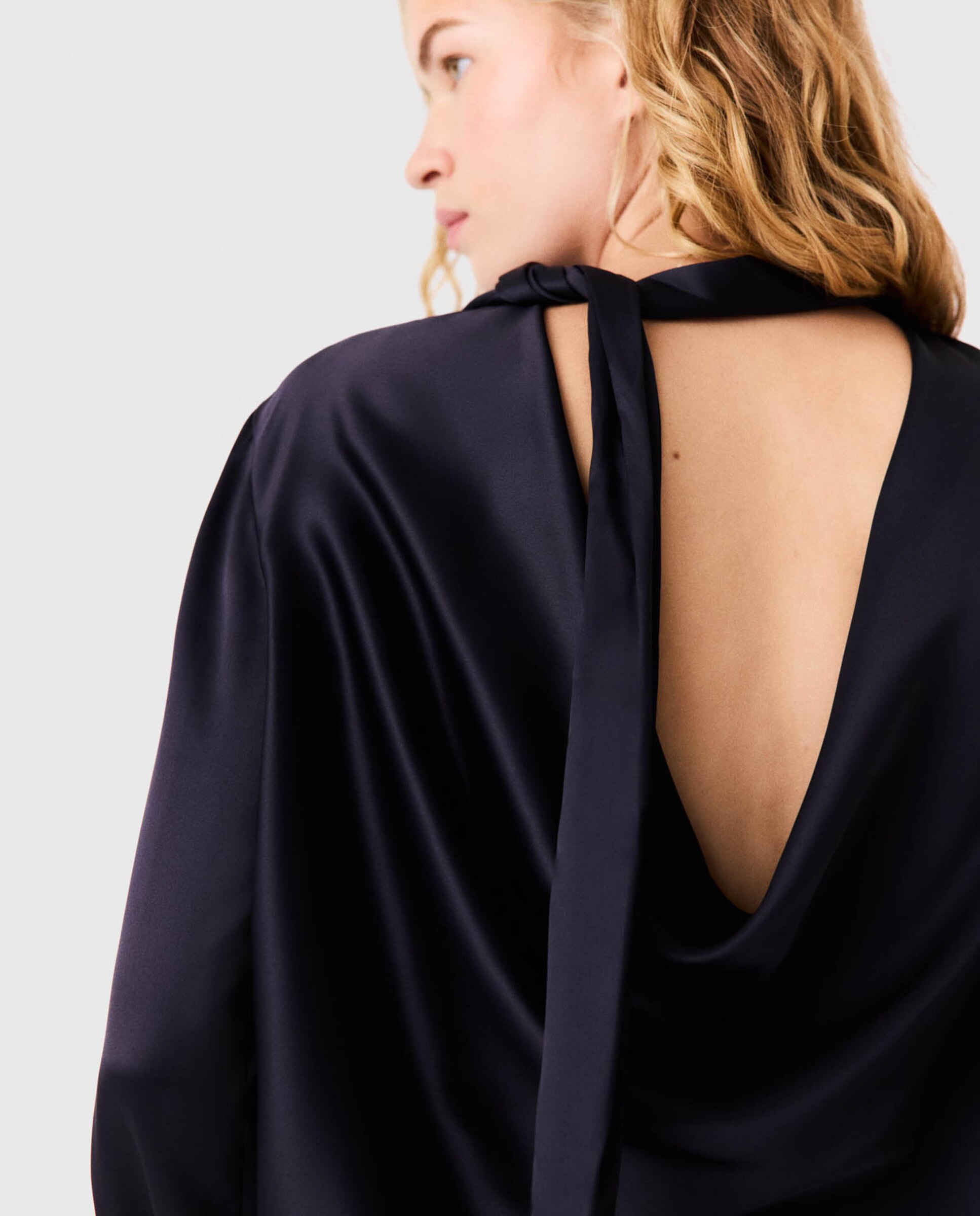 Top fluido de mujer de raso con cuello alto - Maje - Azul marino Azul marino-6