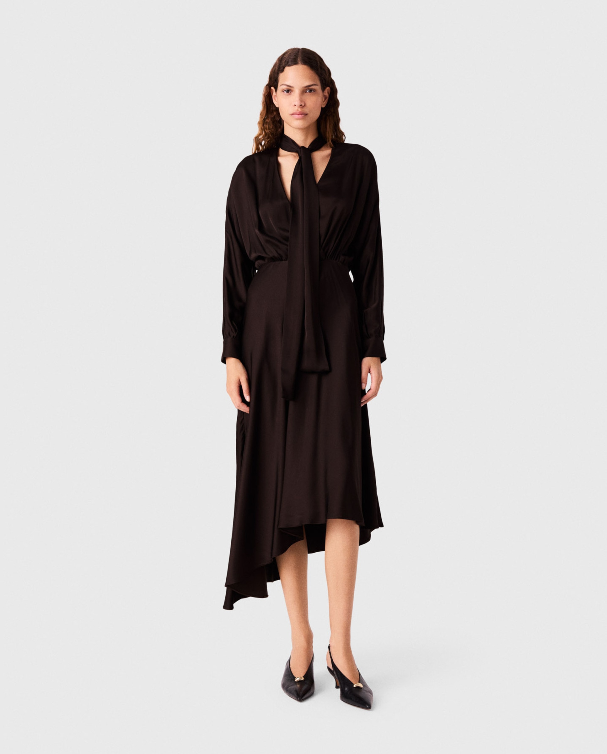 Vestido midi asimétrico de satén con lazada - Maje - Marrón oscuro Marrón oscuro-1