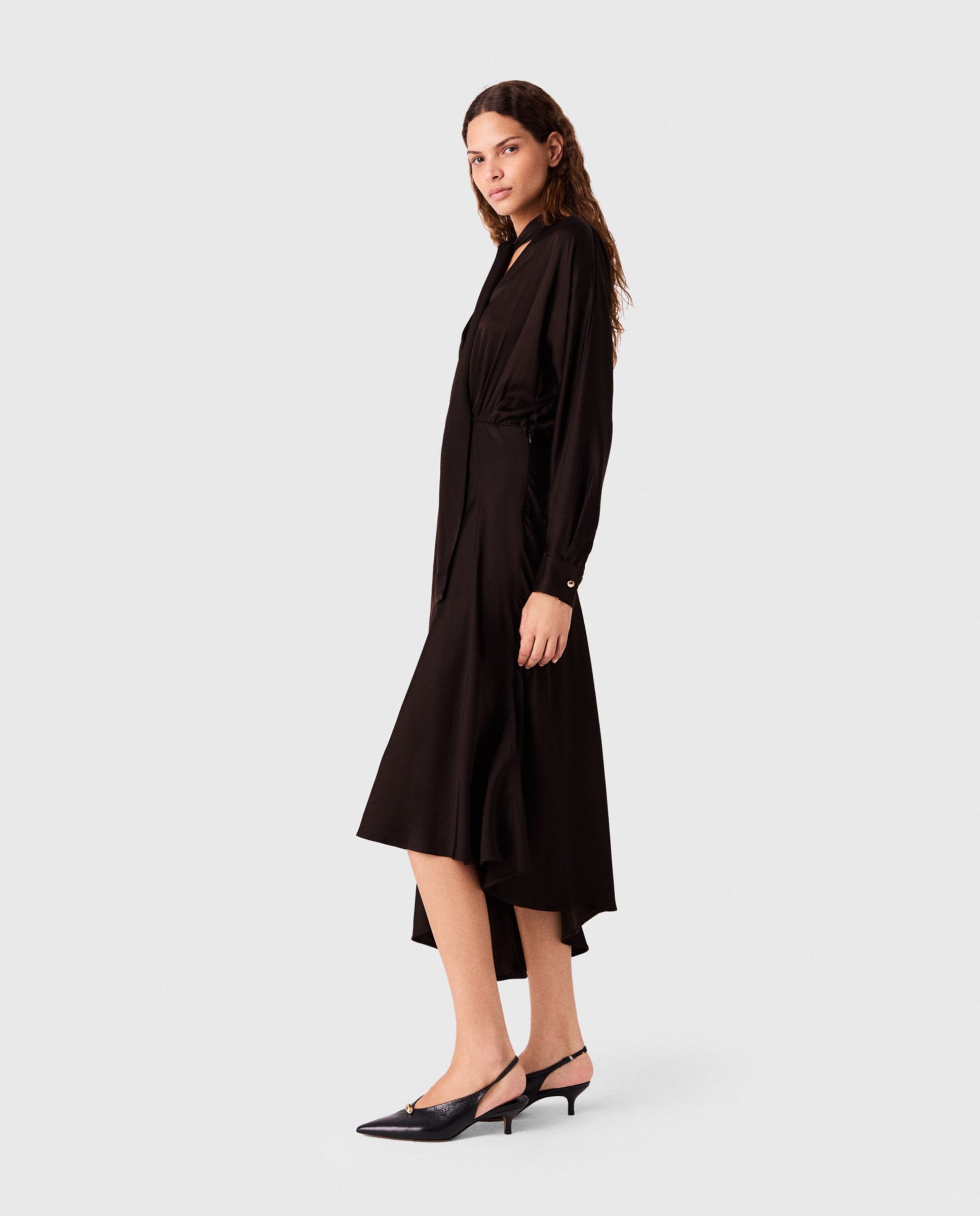 Vestido midi asimétrico de satén con lazada - Maje - Marrón oscuro Marrón oscuro-2