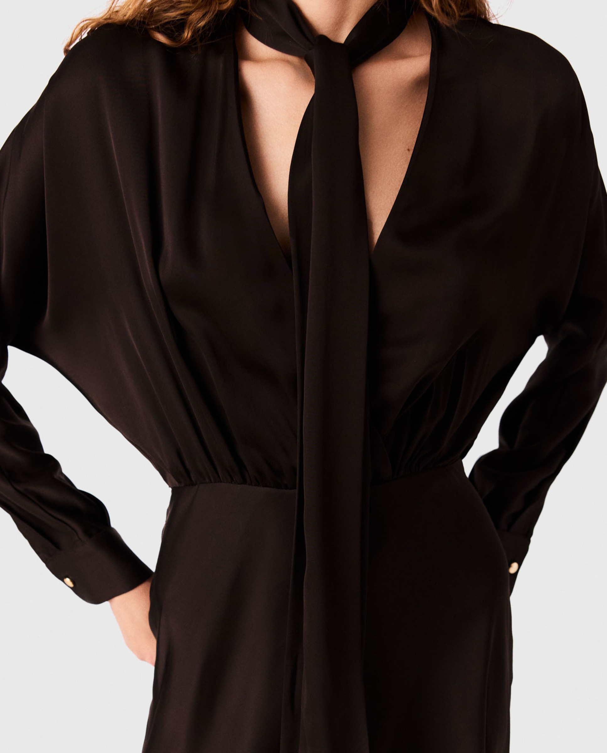 Vestido midi asimétrico de satén con lazada - Maje - Marrón oscuro Marrón oscuro-4