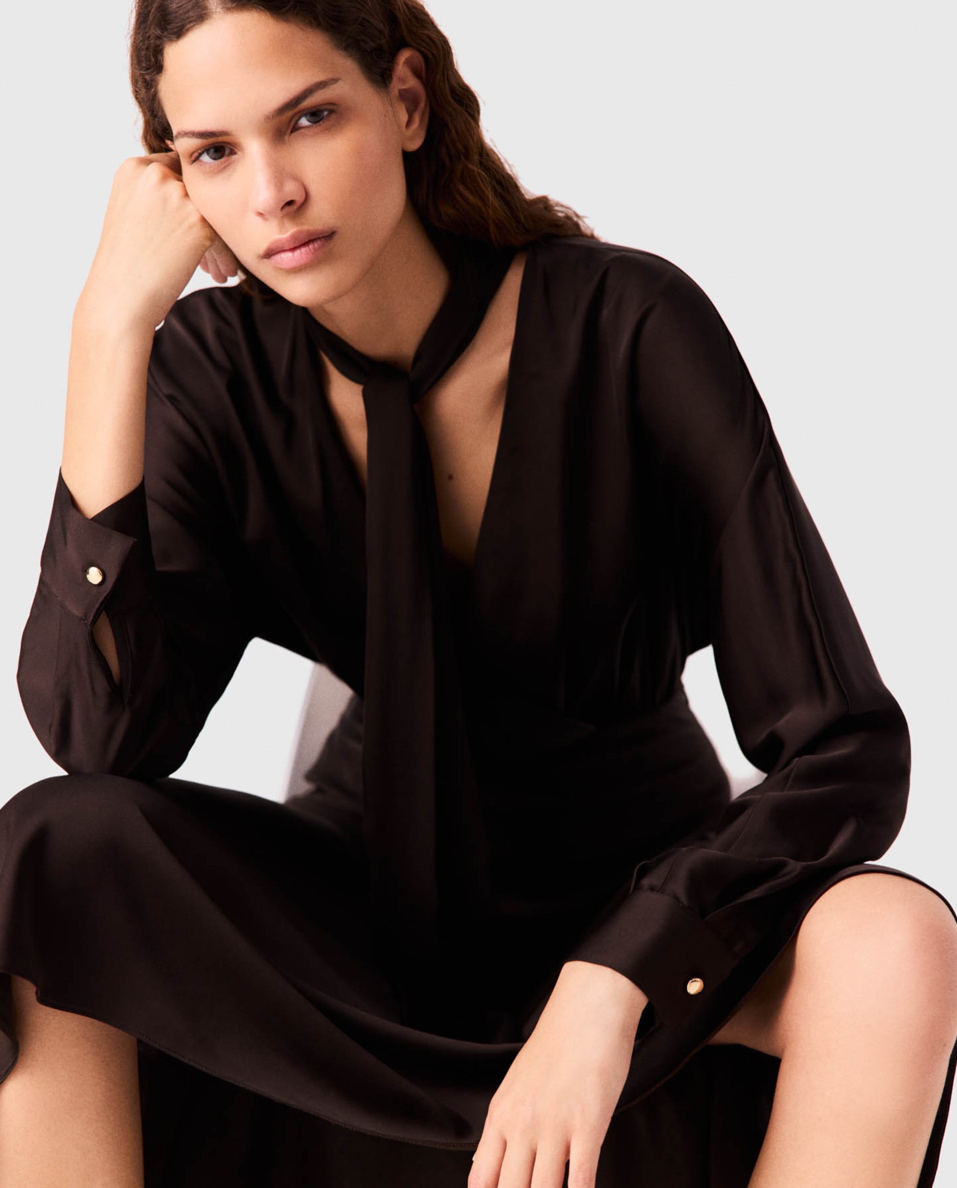 Vestido midi asimétrico de satén con lazada - Maje - Marrón oscuro Marrón oscuro-6