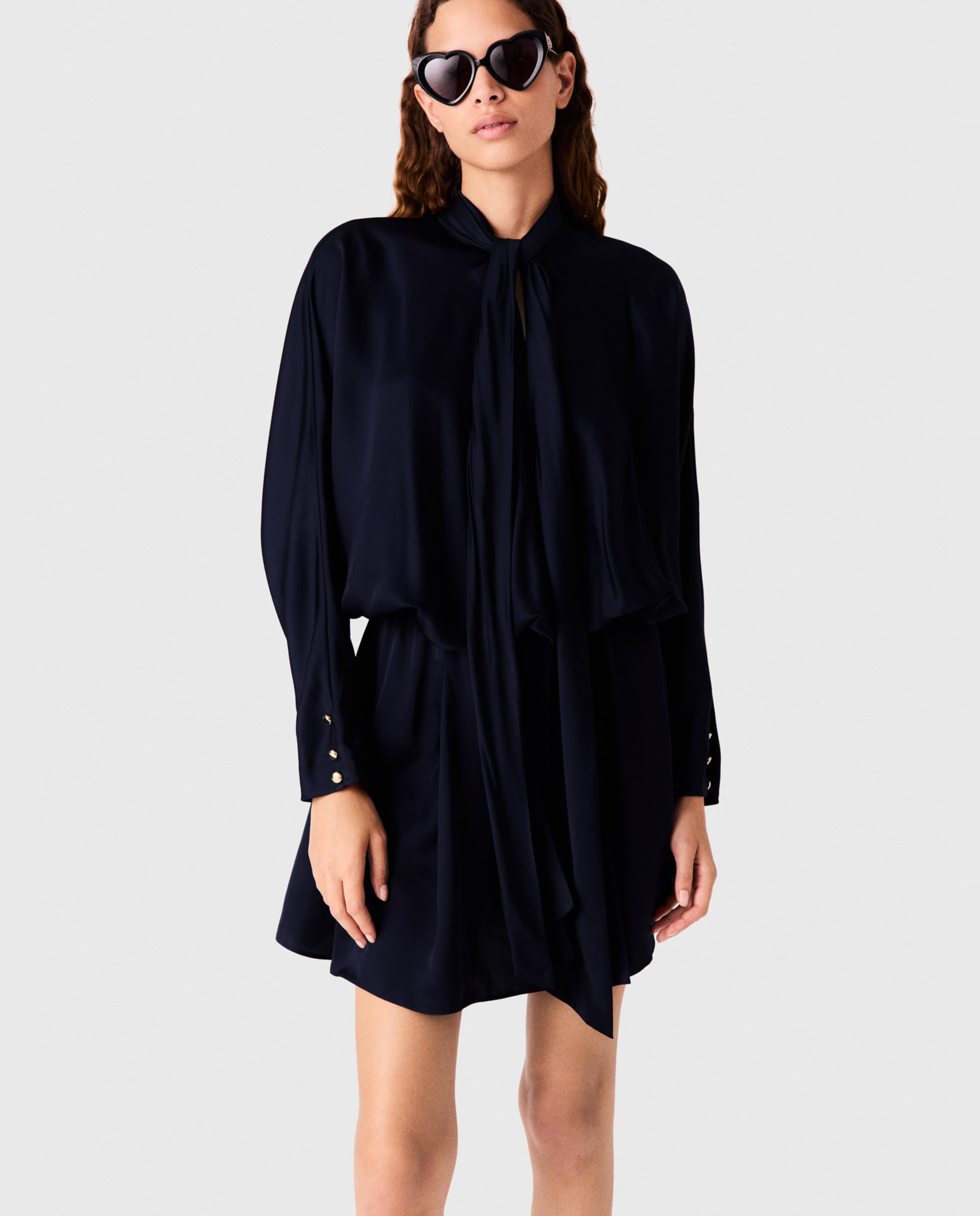 Vestido corto drapeado de satén con mangas murciélago - Maje - Azul marino Azul marino-4