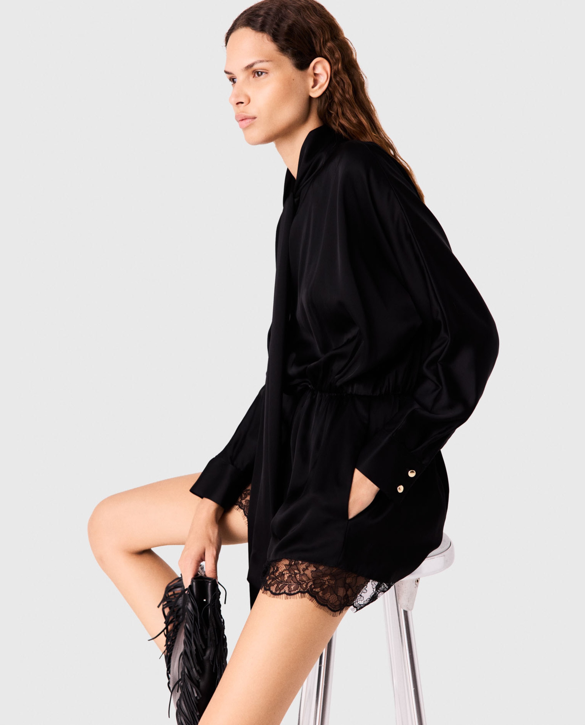 Mono de mujer corto fluido con encaje y lazo lavallière - Maje - Negro Negro-7