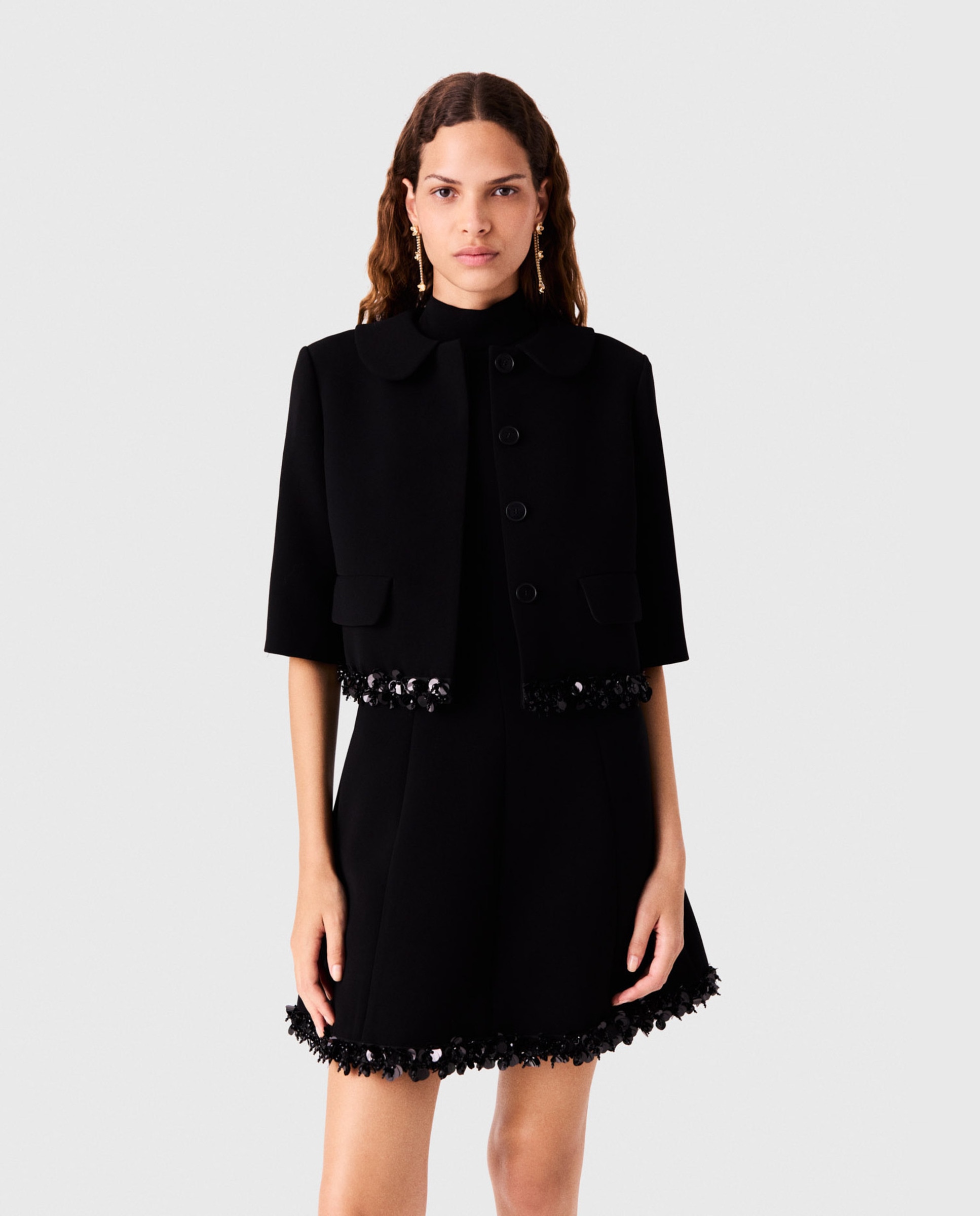 Imagen 1 de Chaqueta de mujer corta ajustada de crepé con ribete de perlas Negro