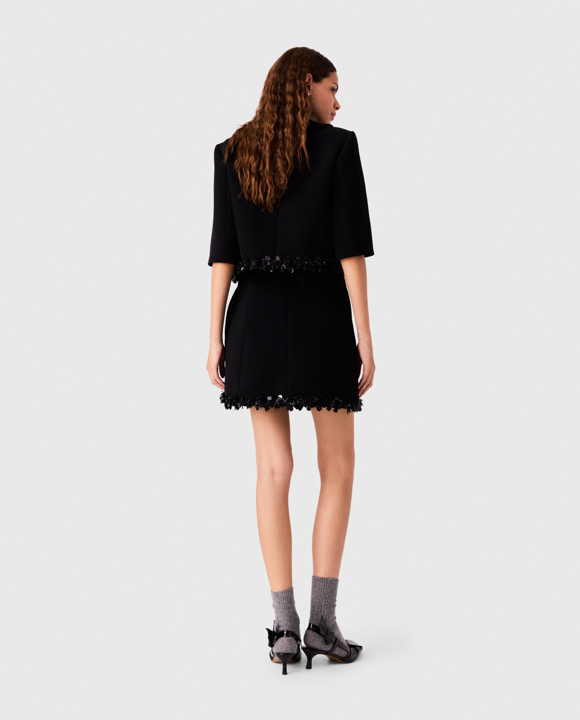 Imagen 2 de Chaqueta de mujer corta ajustada de crepé con ribete de perlas - Maje - Negro Negro