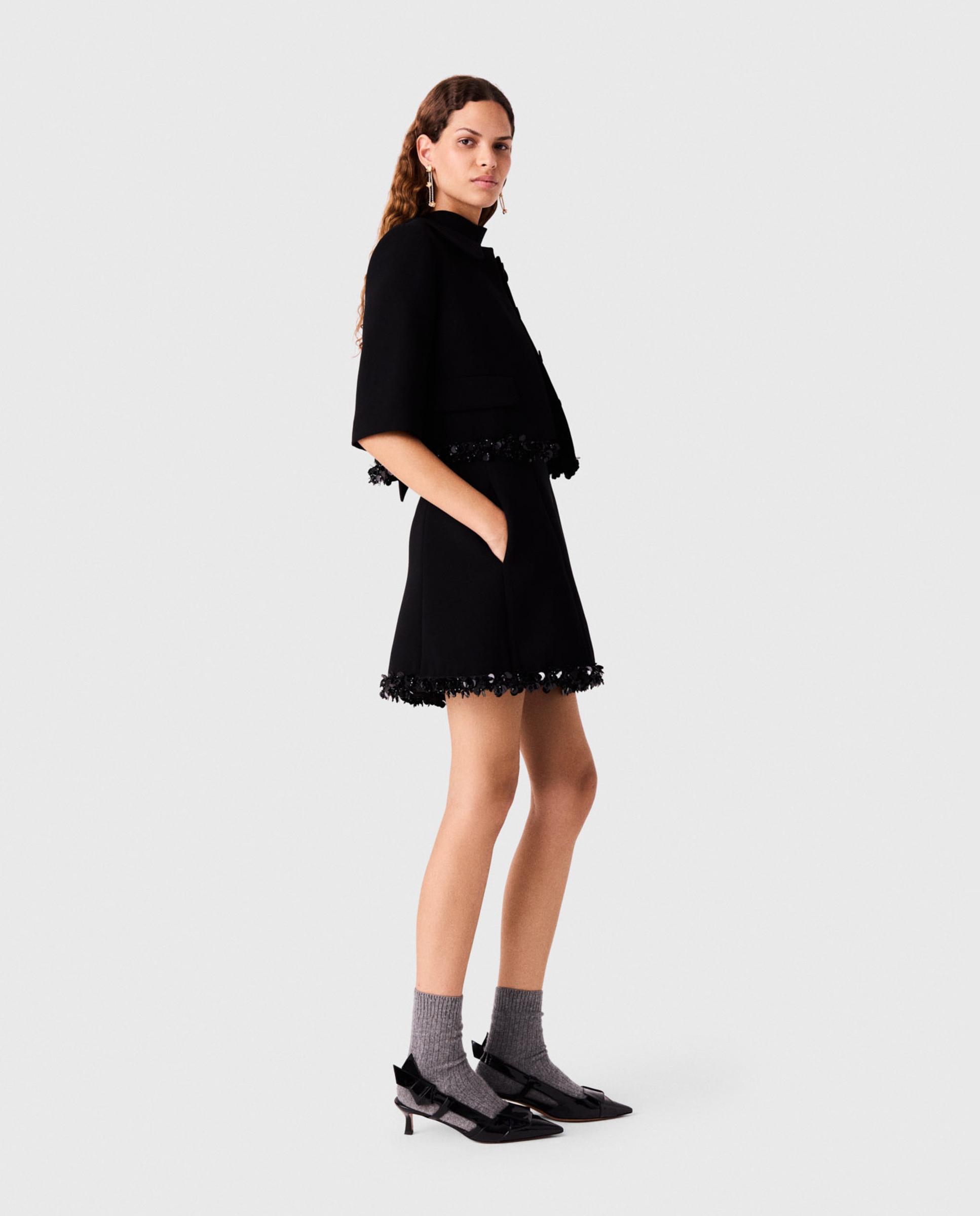 Imagen 3 de Chaqueta de mujer corta ajustada de crepé con ribete de perlas - Maje - Negro Negro