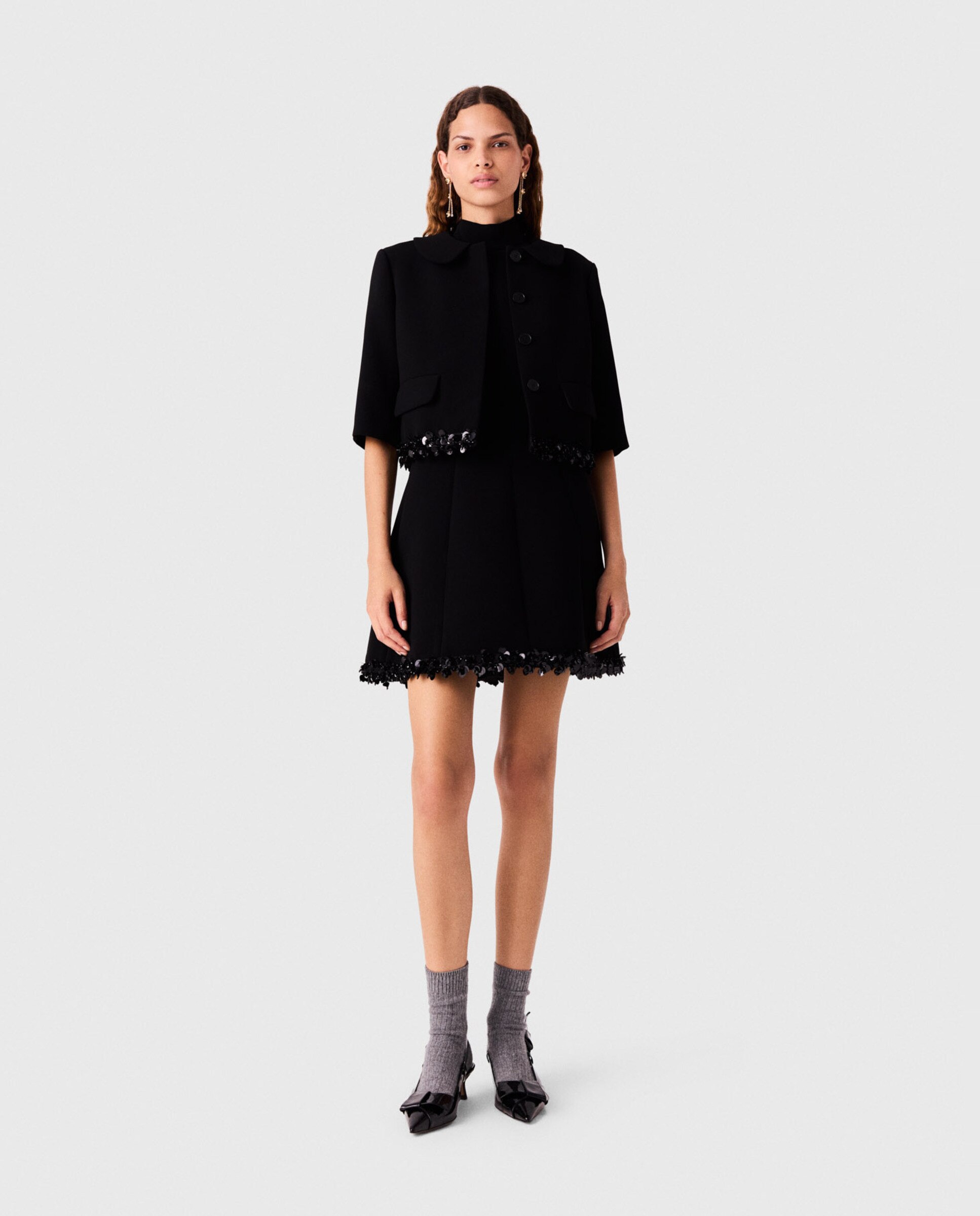 Imagen 4 de Chaqueta de mujer corta ajustada de crepé con ribete de perlas - Maje - Negro Negro