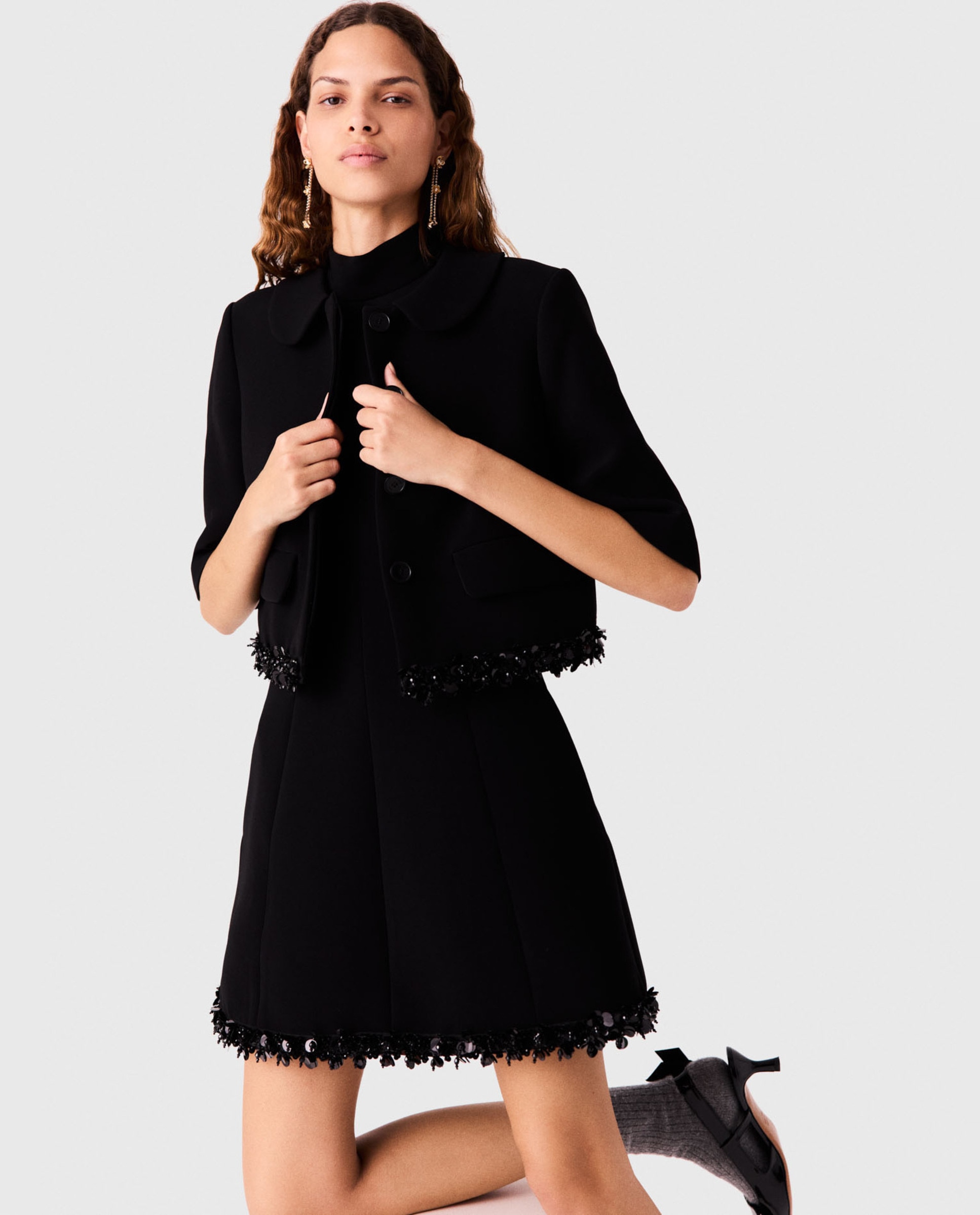 Imagen 5 de Chaqueta de mujer corta ajustada de crepé con ribete de perlas - Maje - Negro Negro