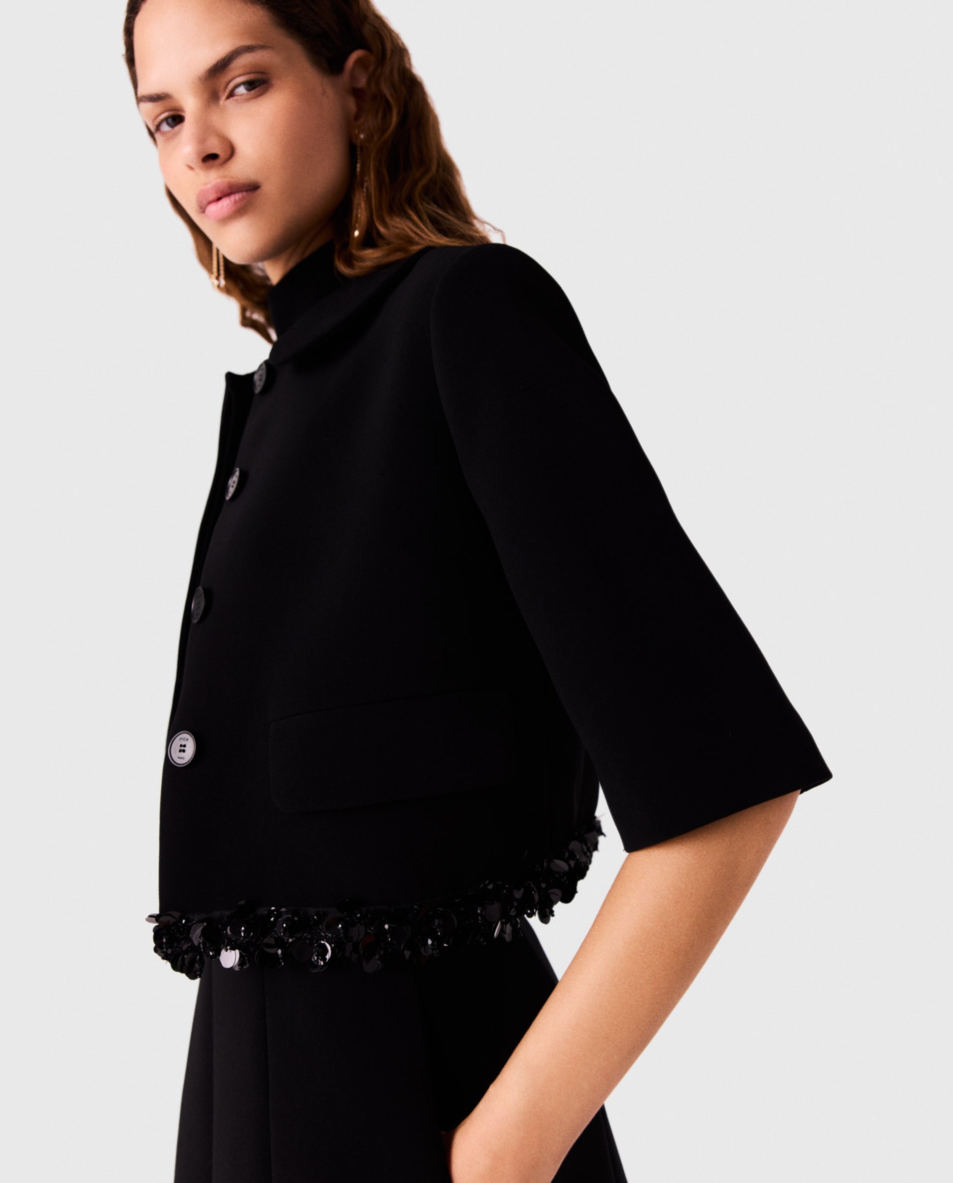 Imagen 6 de Chaqueta de mujer corta ajustada de crepé con ribete de perlas - Maje - Negro Negro