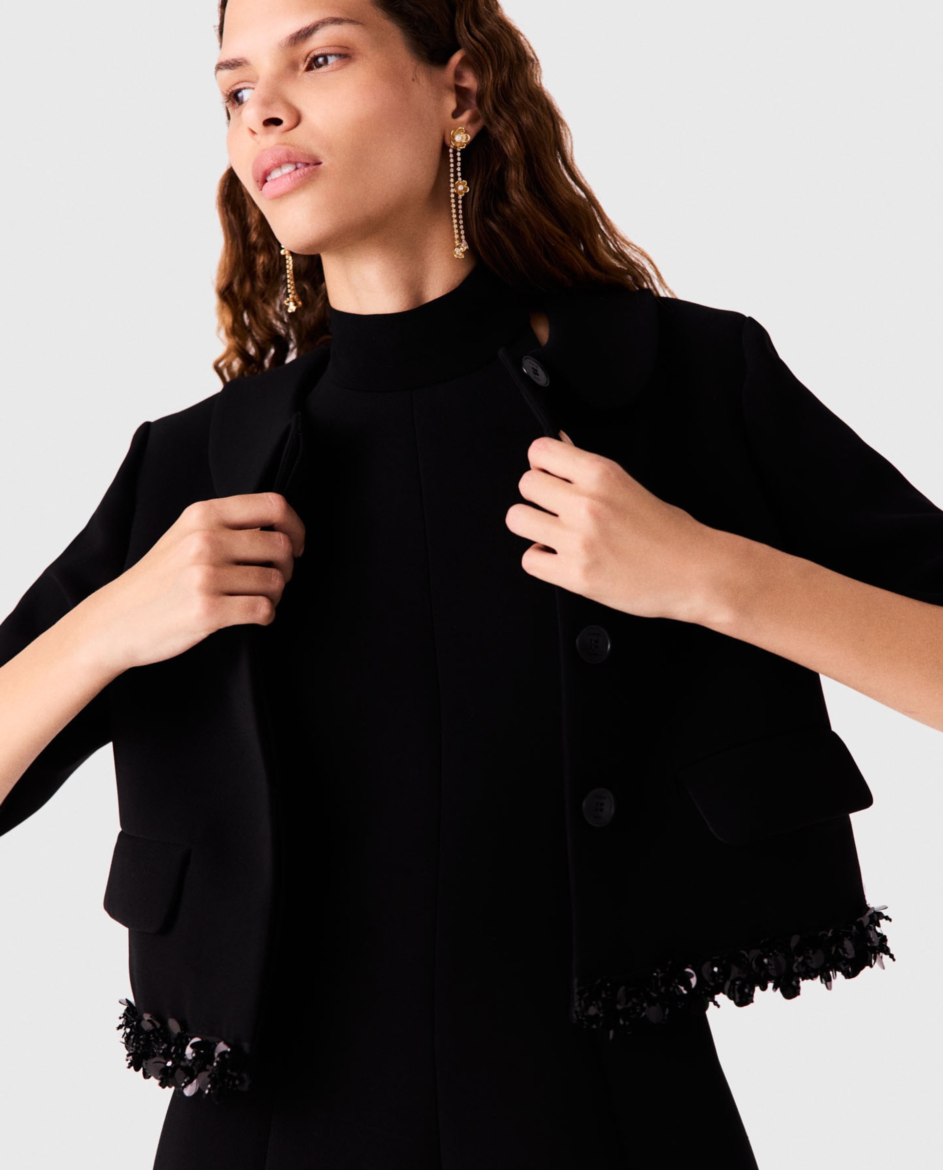 Imagen 7 de Chaqueta de mujer corta ajustada de crepé con ribete de perlas - Maje - Negro Negro