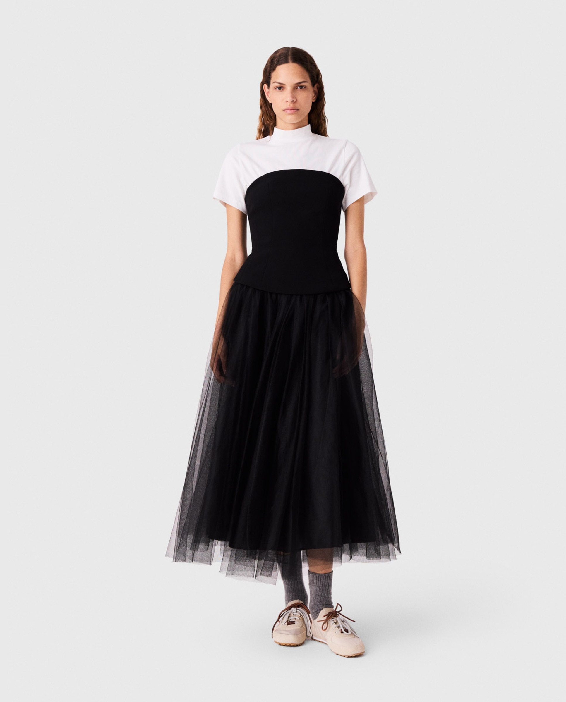 Imagen 1 de Vestido midi con bustier ajustado y falda amplia de tul superpuesto Negro