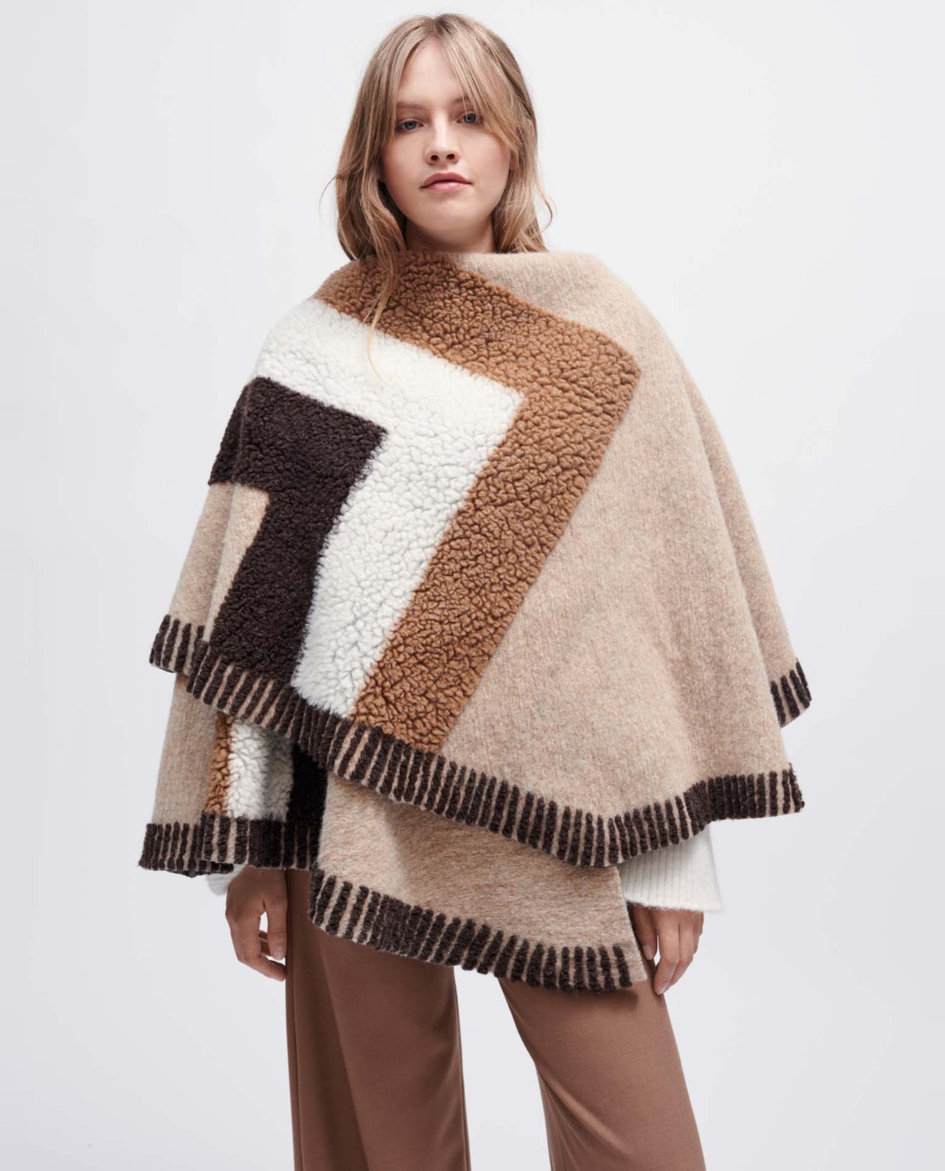 Poncho de mujer de rayas en contraste con textura