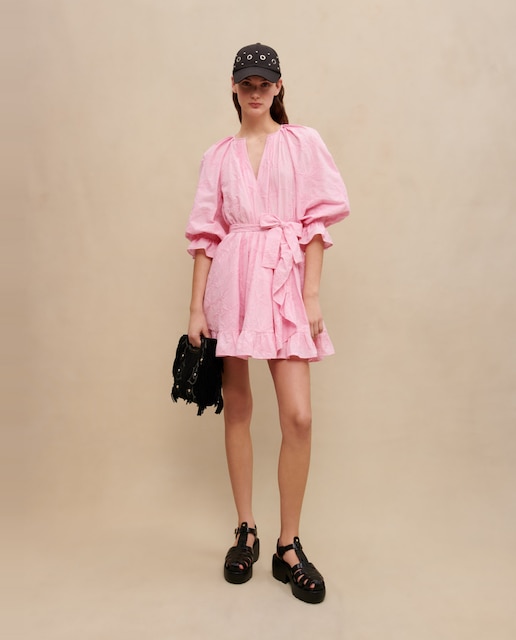 Vestido corto con volantes