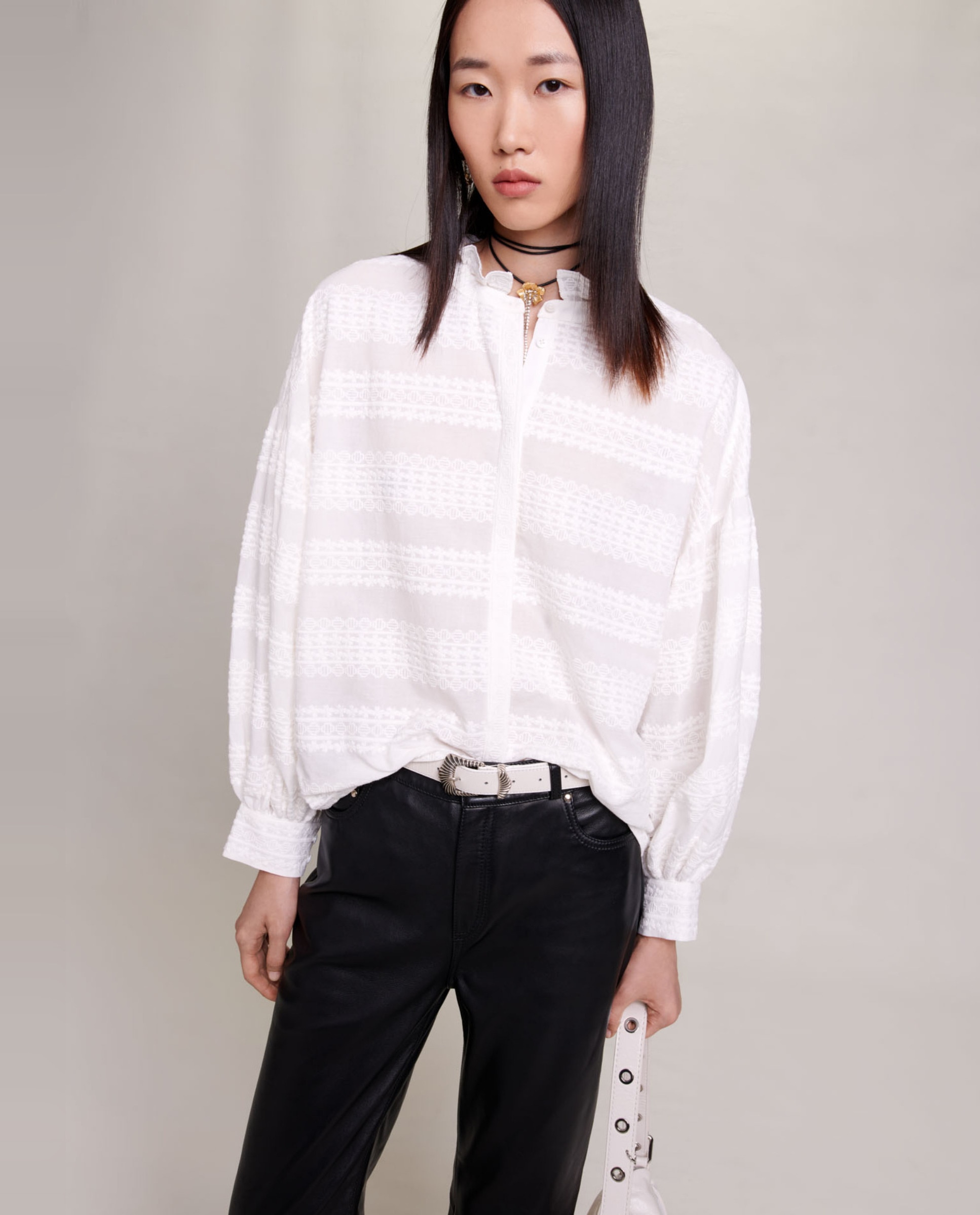Camisa de mujer bordada con volantes