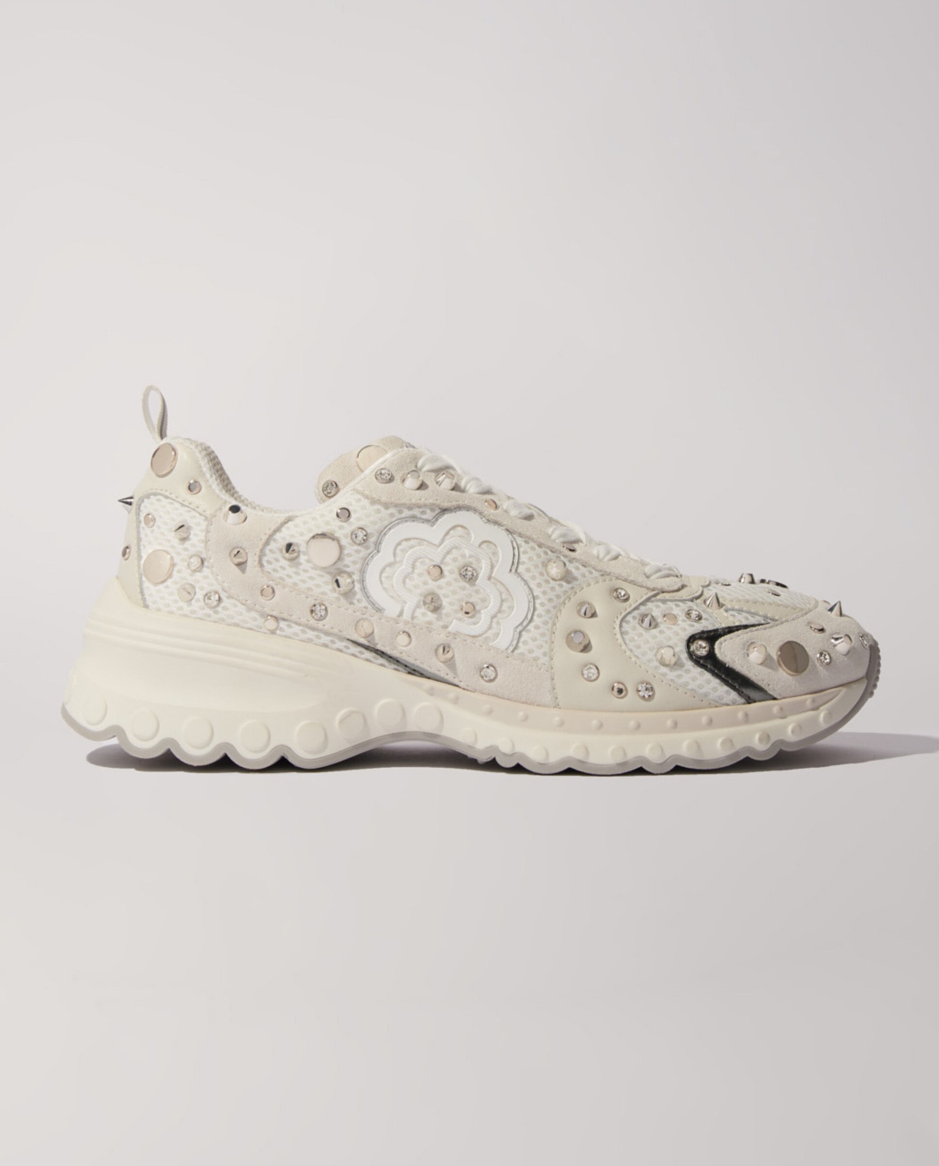 Zapatillas deportivas de mujer con tachuelas
