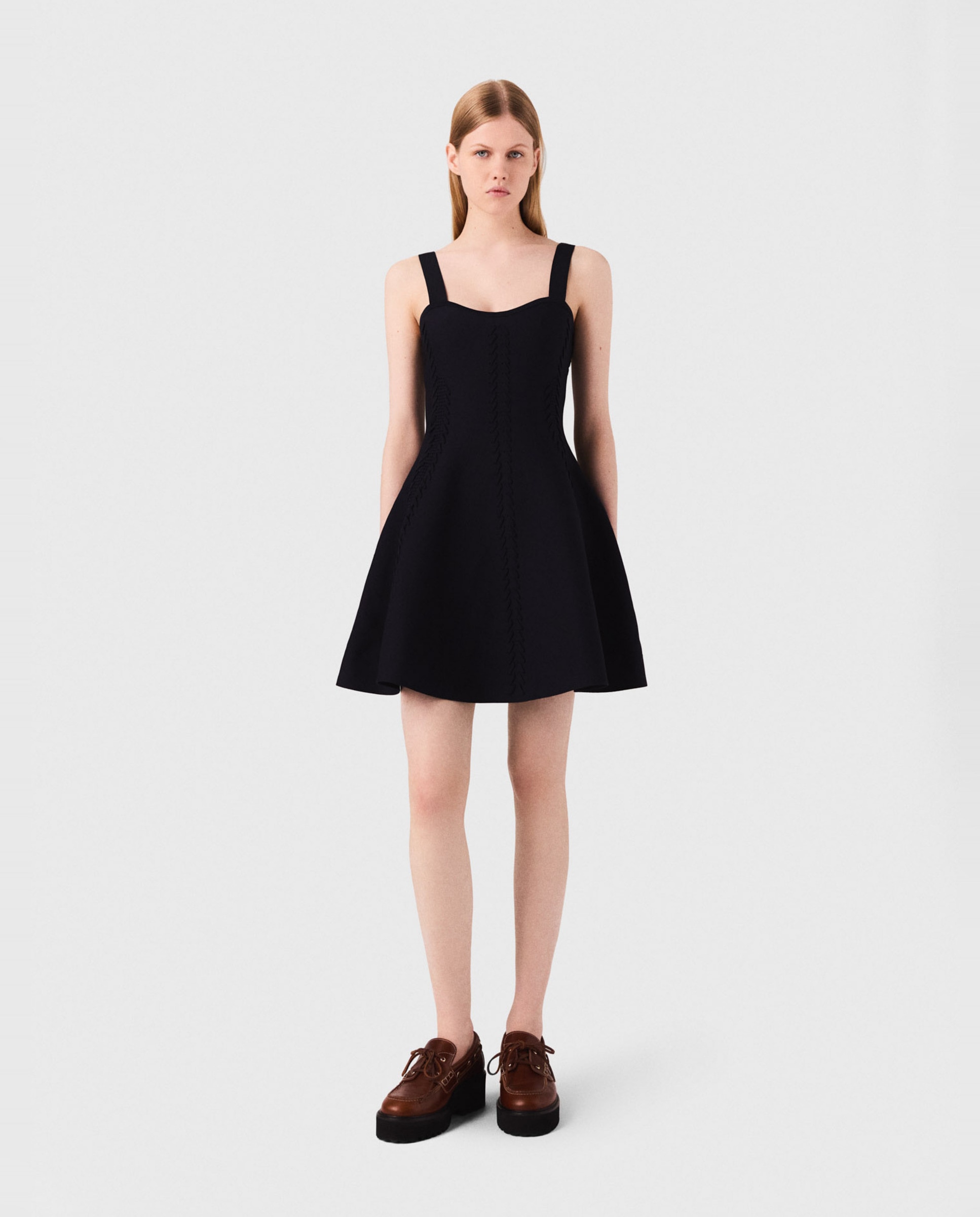 Maje - Vestido skater corto de punto con detalles trenzados.