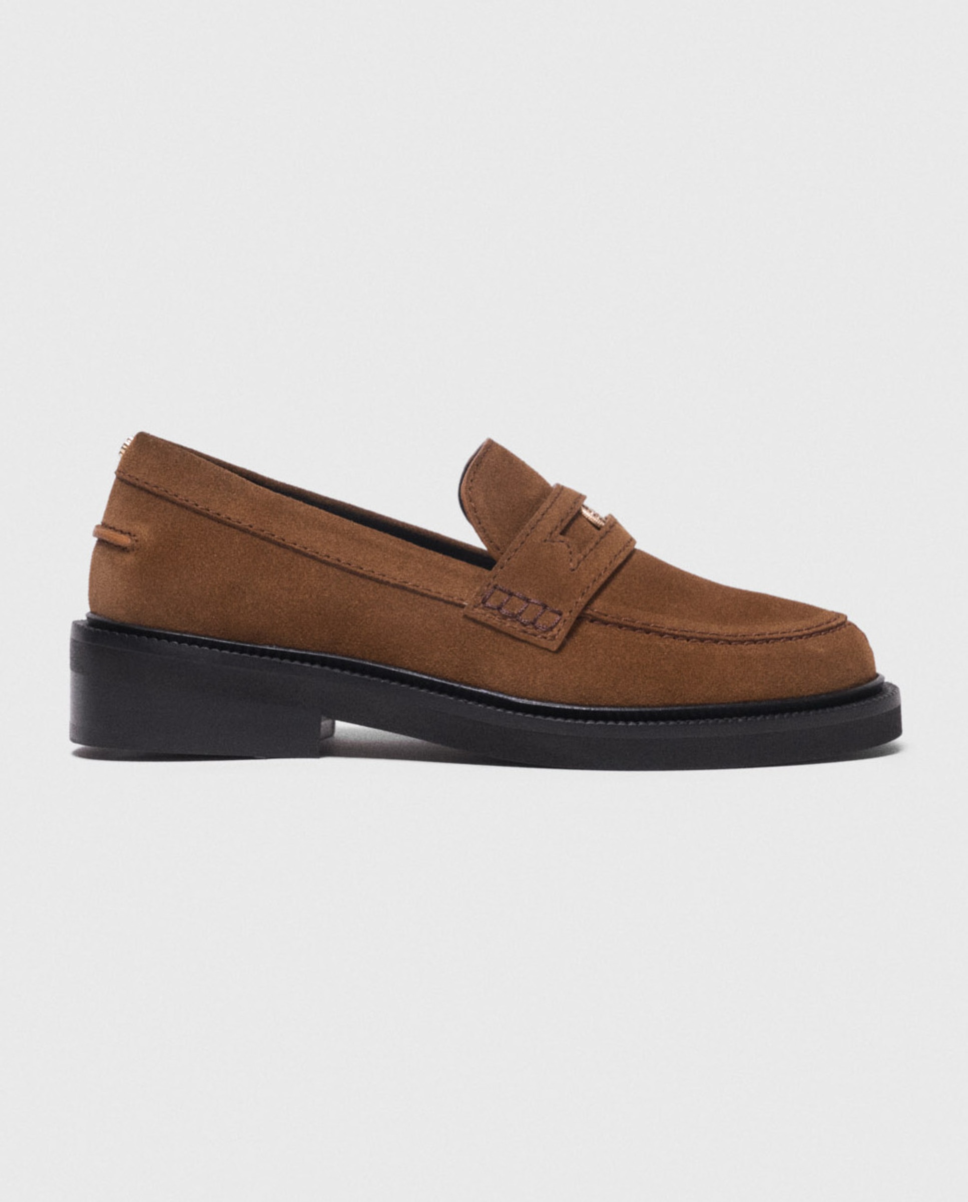 Maje - Mocasín de mujer de ante con pespuntes contraste.