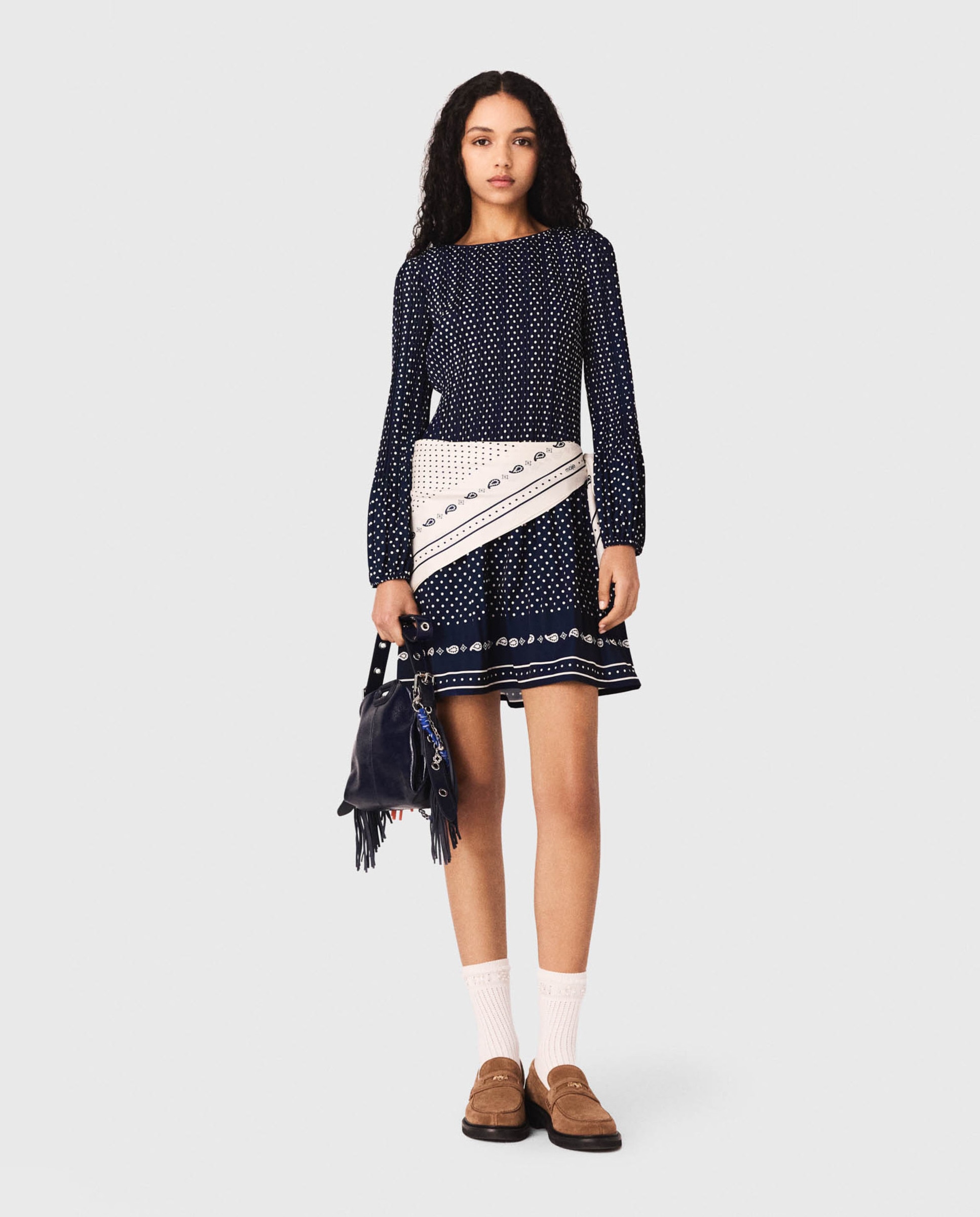 Vestido corto plisado de lunares con mangas abullonadas