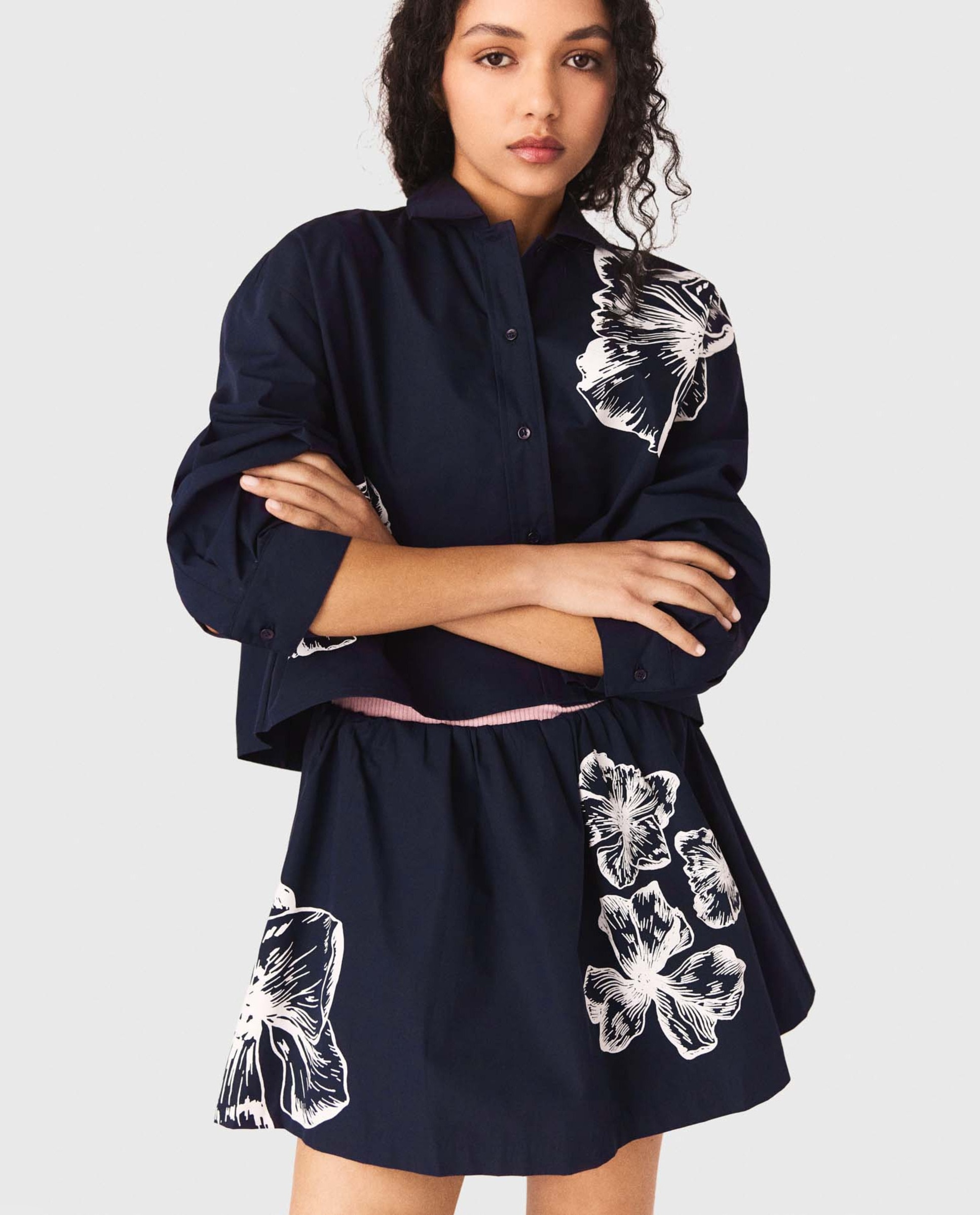 Maje - Camisa de mujer con flores y manga larga.