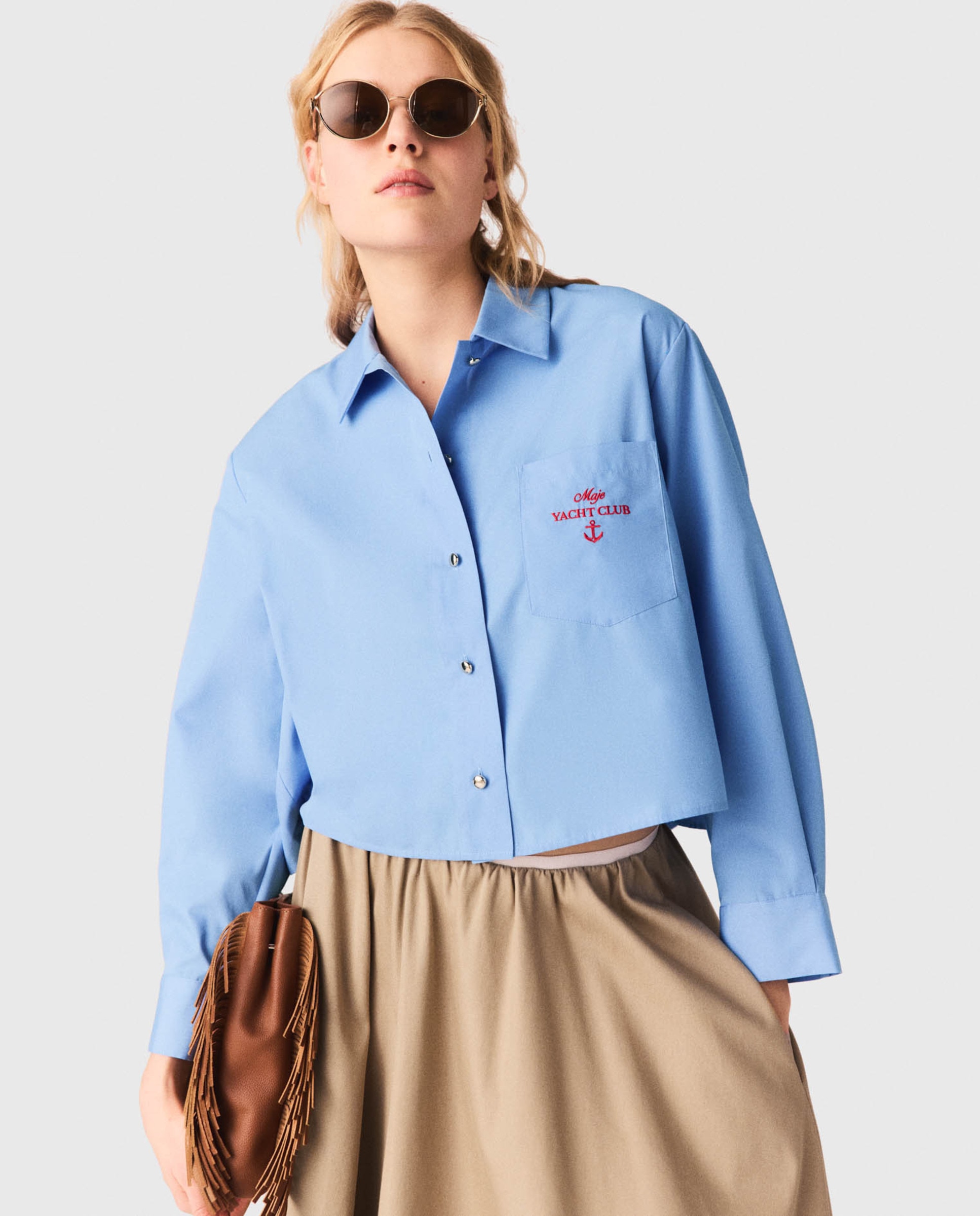 Maje - Camisa de mujer con espalda plisada y bordado.