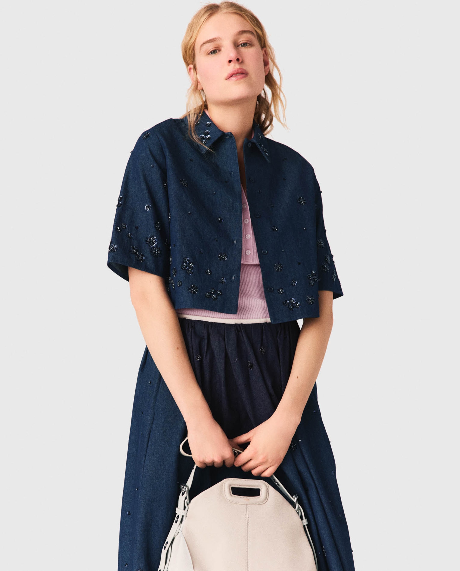 Maje - Camisa de mujer corta vaquera de algodón bordada.