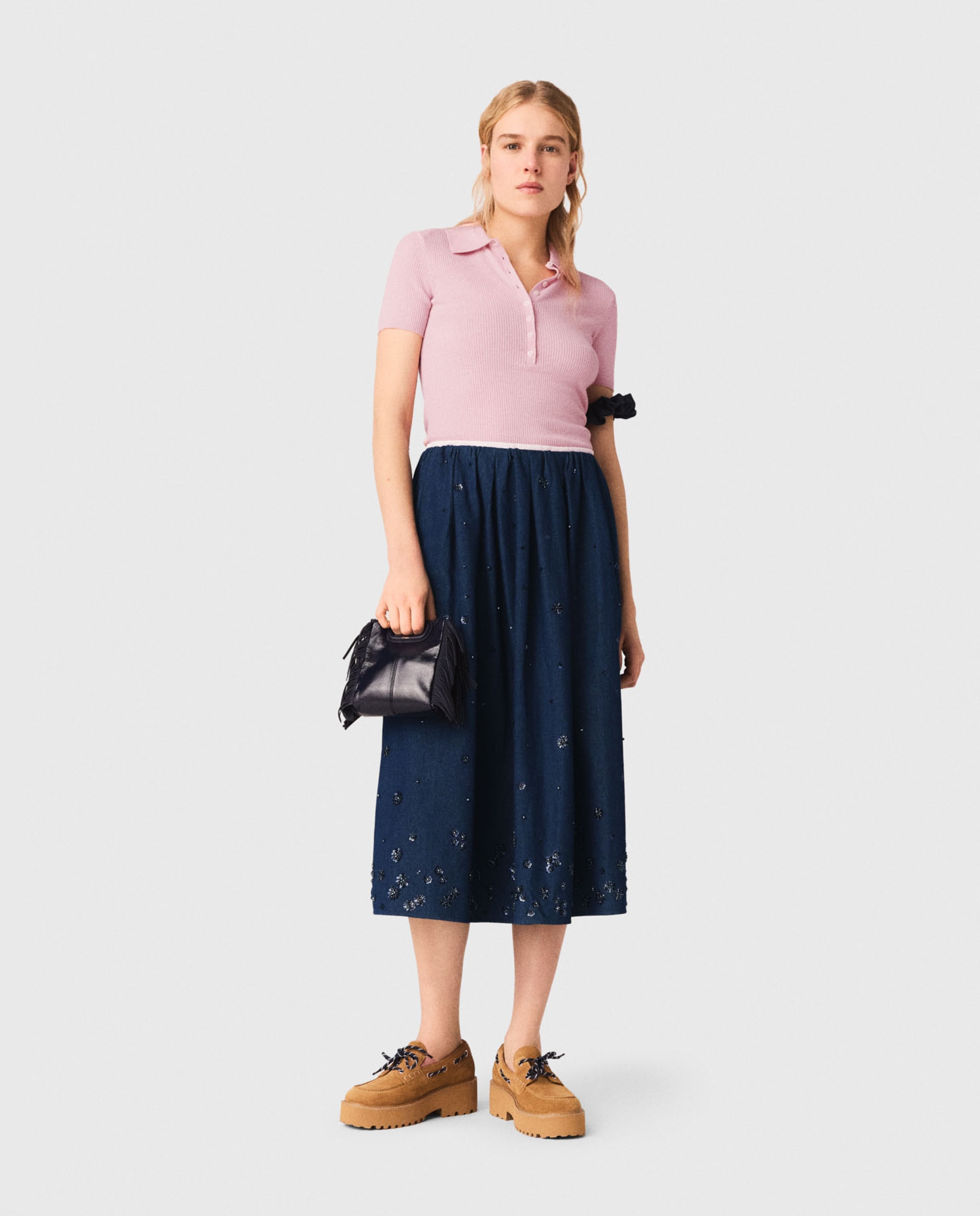 Maje - Falda midi vaquera acampanada bordada 100% algodón con perlas y lentejuelas.