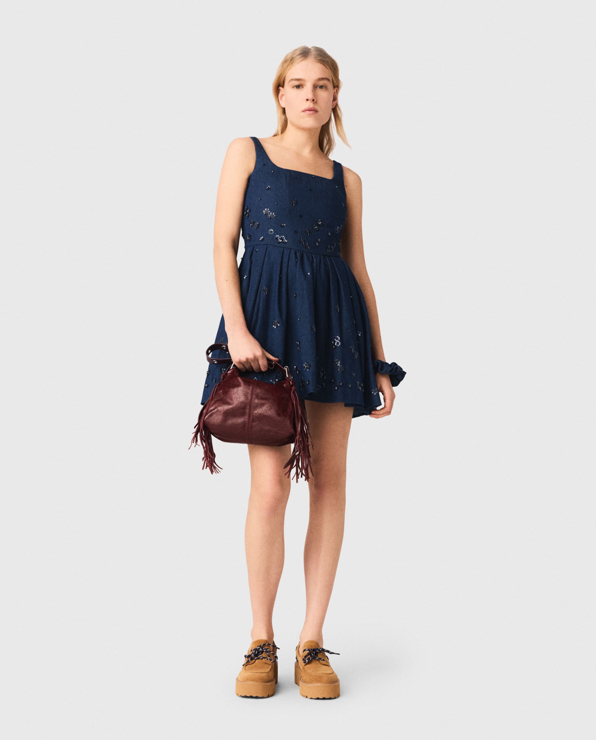 Maje - Vestido corto acampanado en denim con bordados de lentejuelas y perlas.