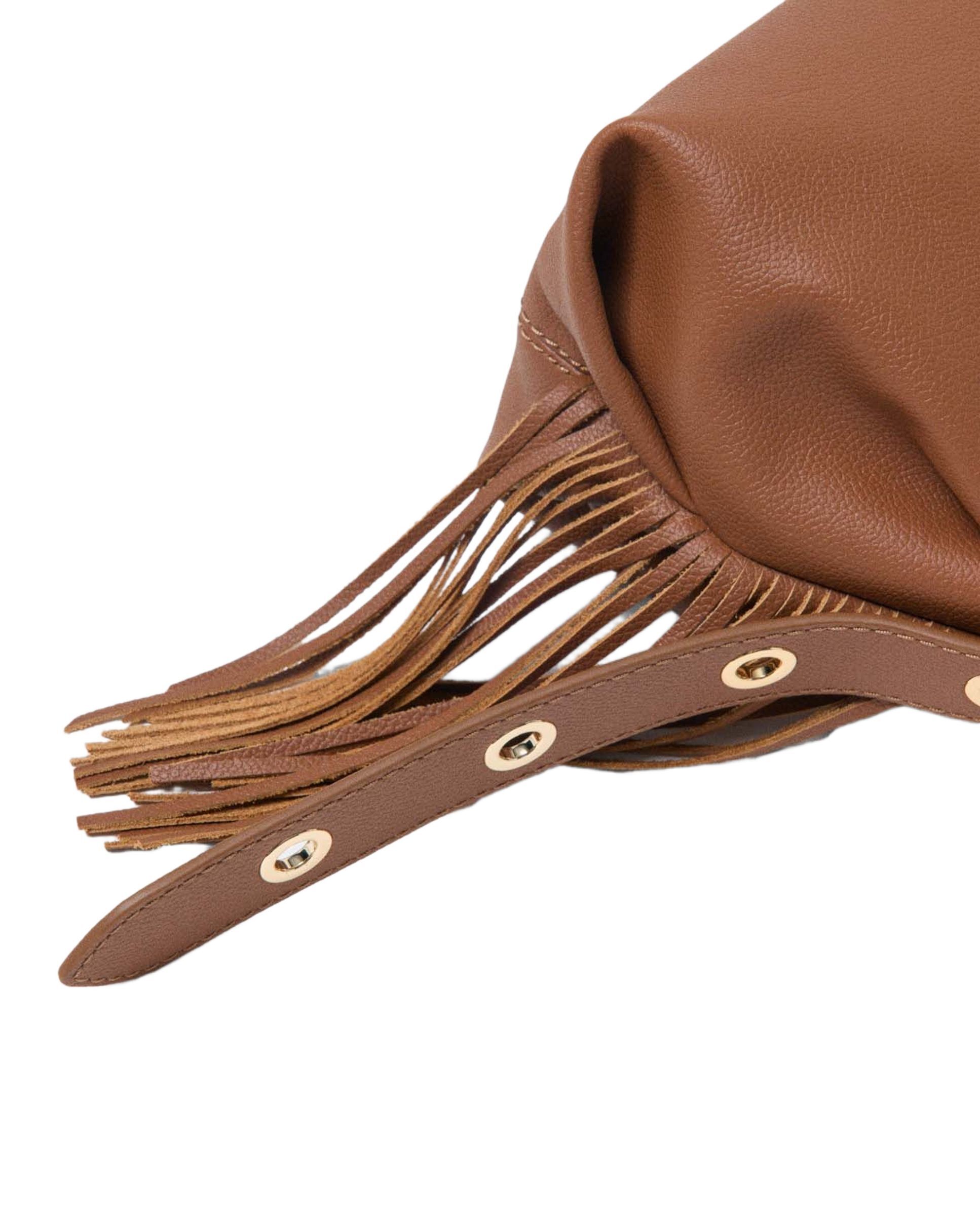 Bandolera miss m mediana de piel granulada con cierre solapa
