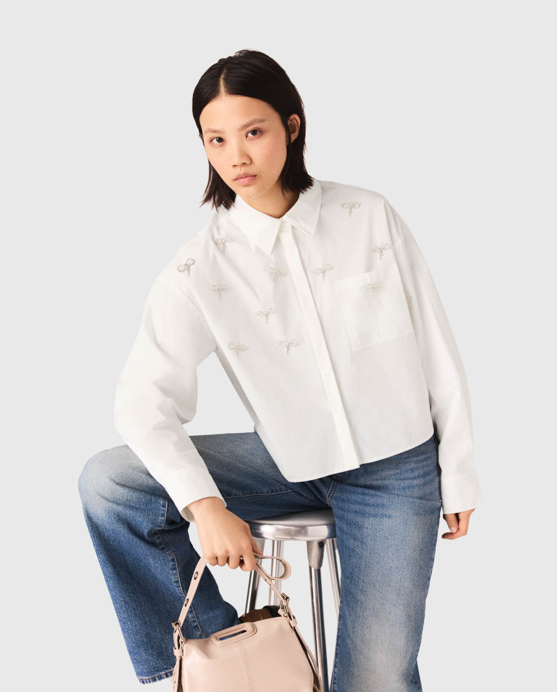 Maje - Camisa de mujer corta de popelina de algodón con lazos bordados y pedrería.