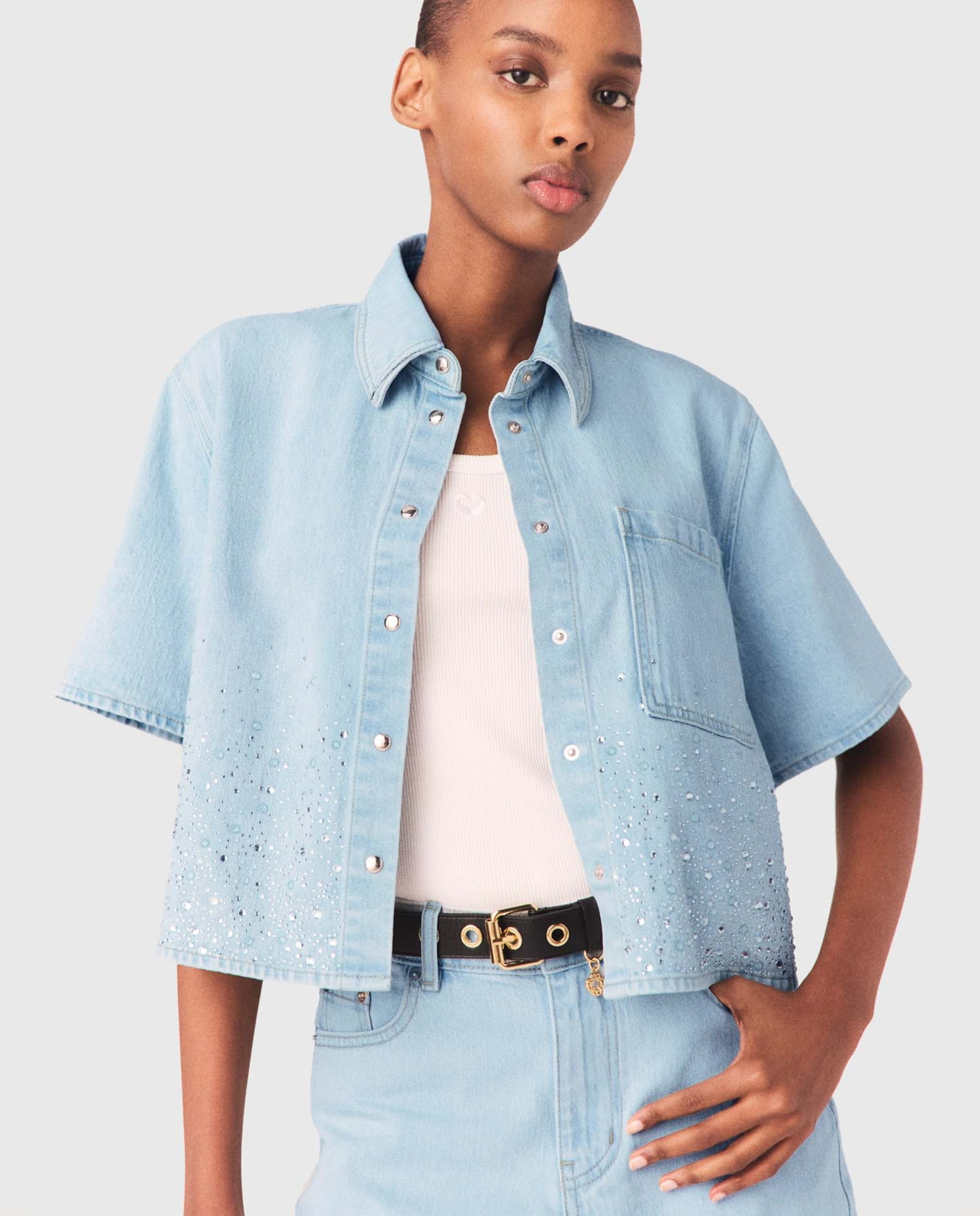 Maje - Camisa de mujer vaquera corta con pedrería.