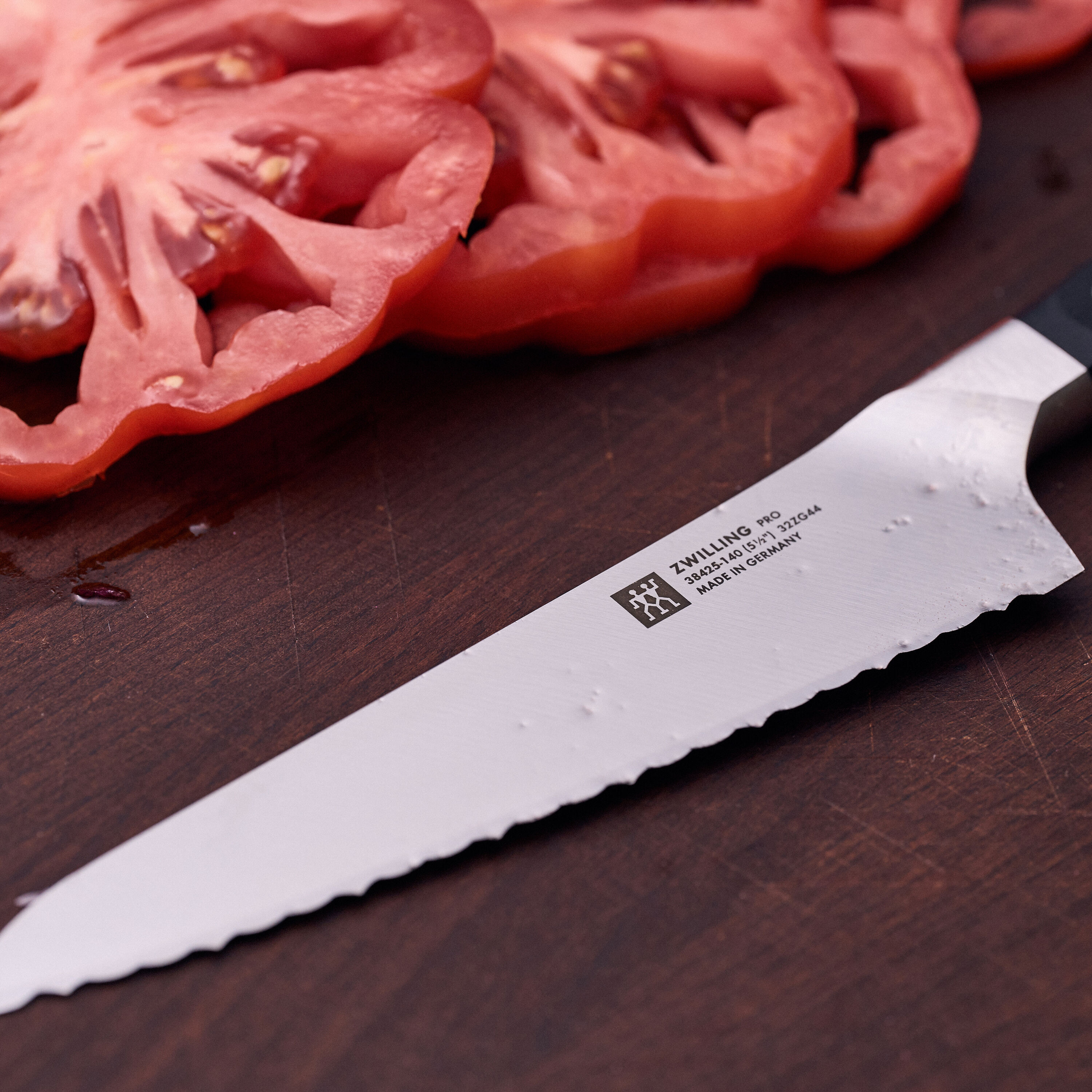 Imagen 5 de Cuchillo cocinero Pro con sierra Zwilling - Negro 14 cm Negro