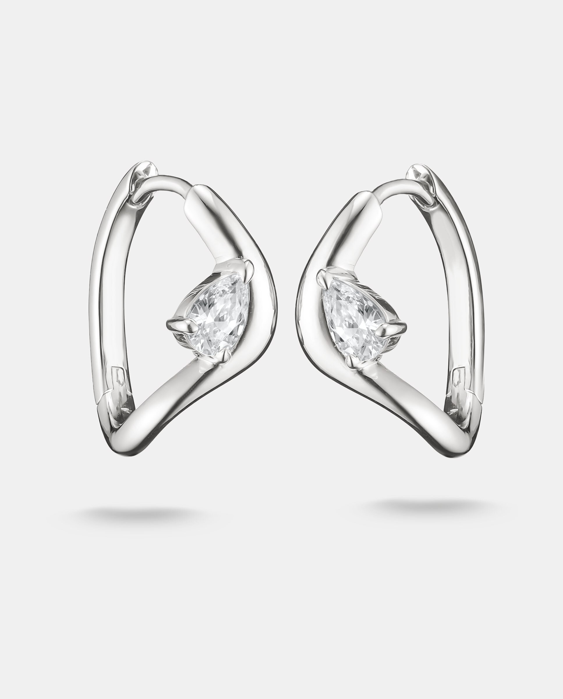 Imagen 0 de Aros con circonita blanca en forma de gota Plata