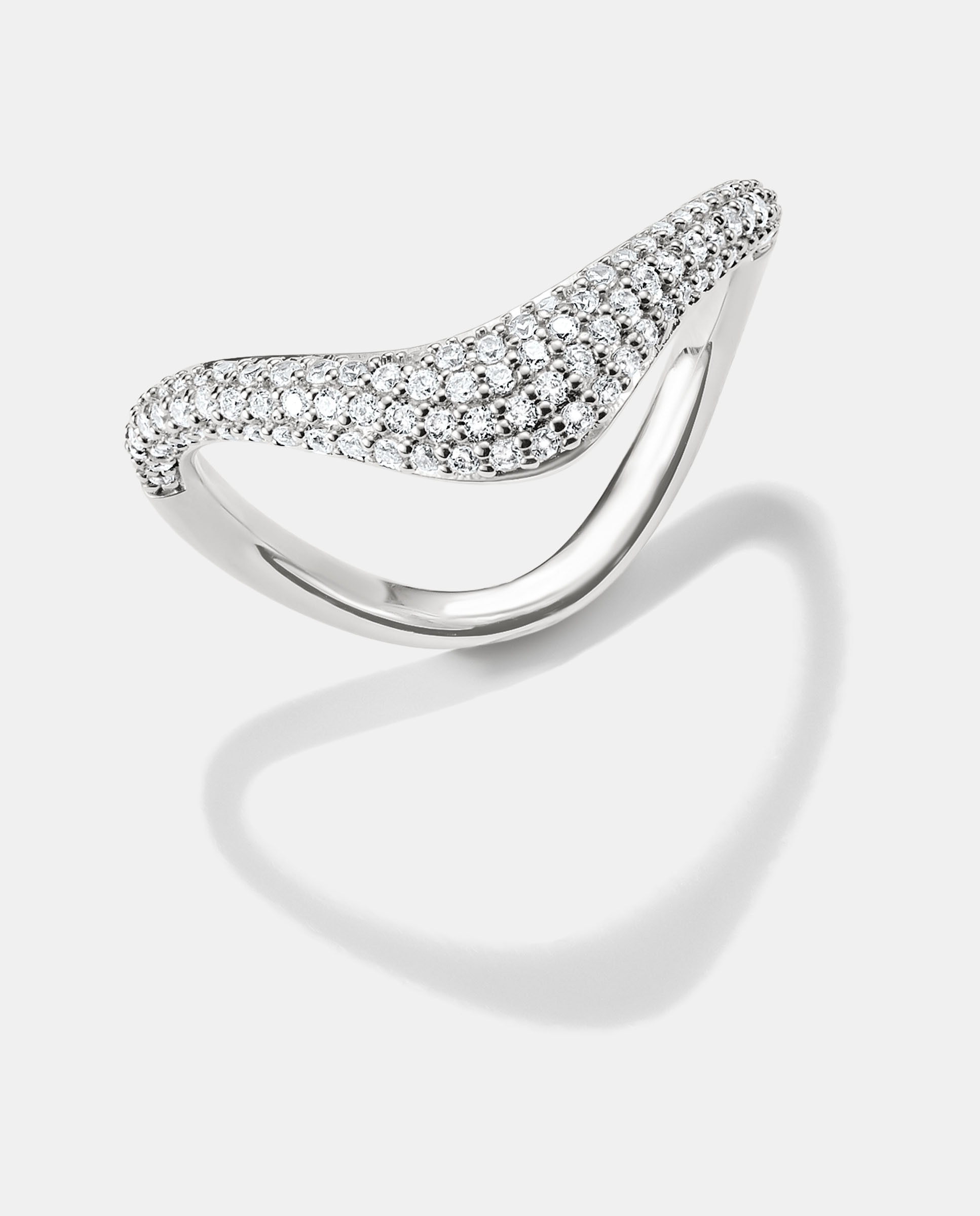 Imagen 0 de Anillo con circonita blanca en forma de onda Plata