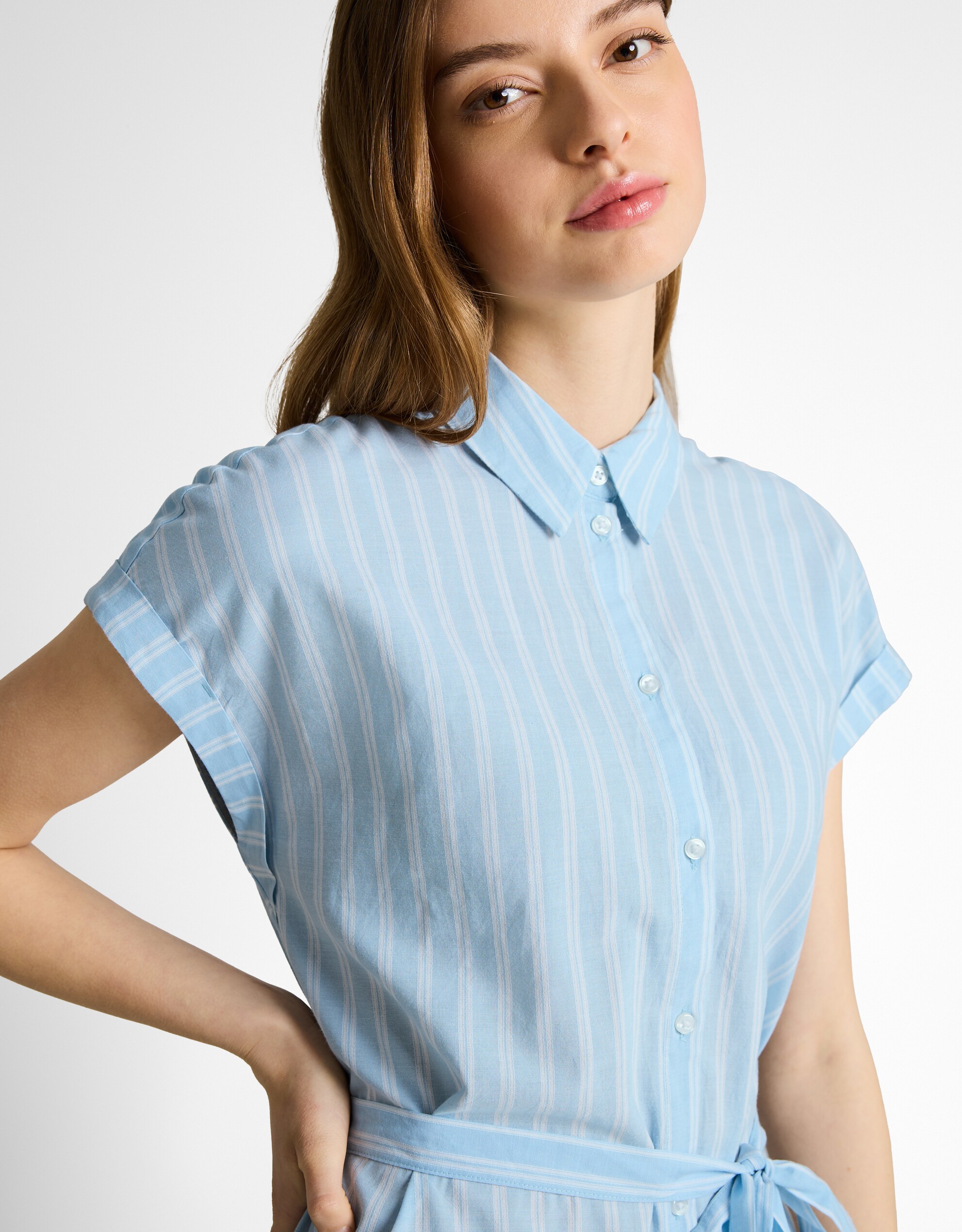 Tom Tailor - Vestido corto camisero de manga corta con cuello clásico, botones, lazada en la cintura y diseño de rayas.
