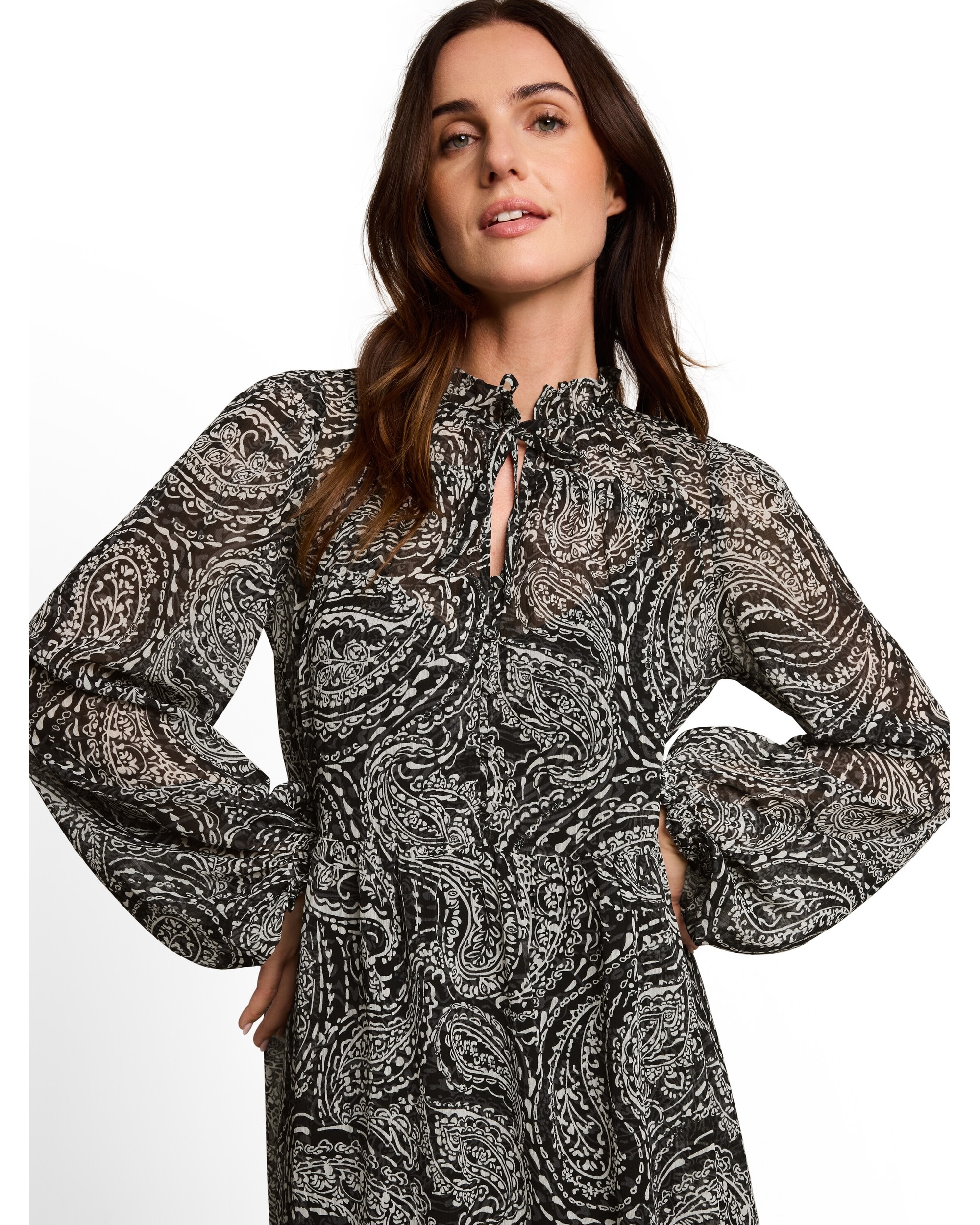 Imagen 0 de Vestido largo con estampado paisley y cuello alto Negro