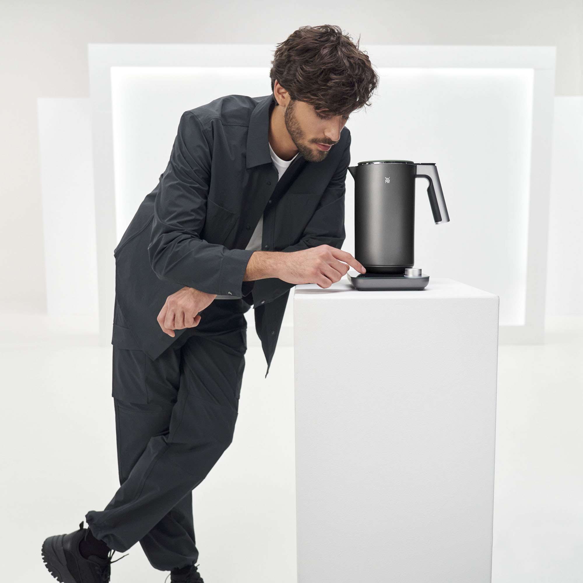 Hervidor de agua WMF Master Line capacidad 1,3L y 5 niveles de temperatura ajustable - Negro Negro-2