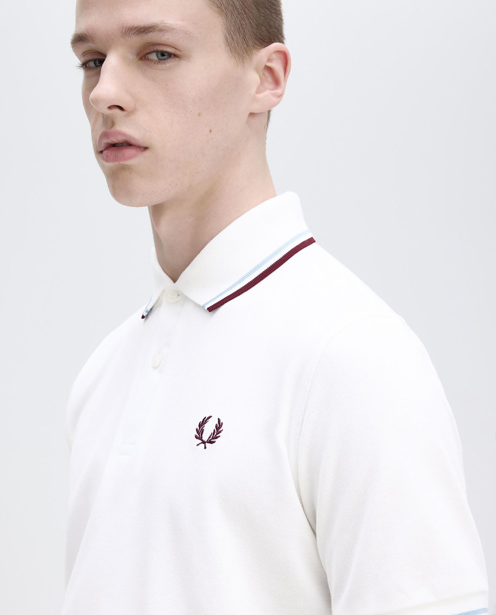 Imagen 4 de Polo de hombre manga corta en punto piqué hecho en inglaterra - Fred Perry - Blanco / Burdeos Blanco / Burdeos