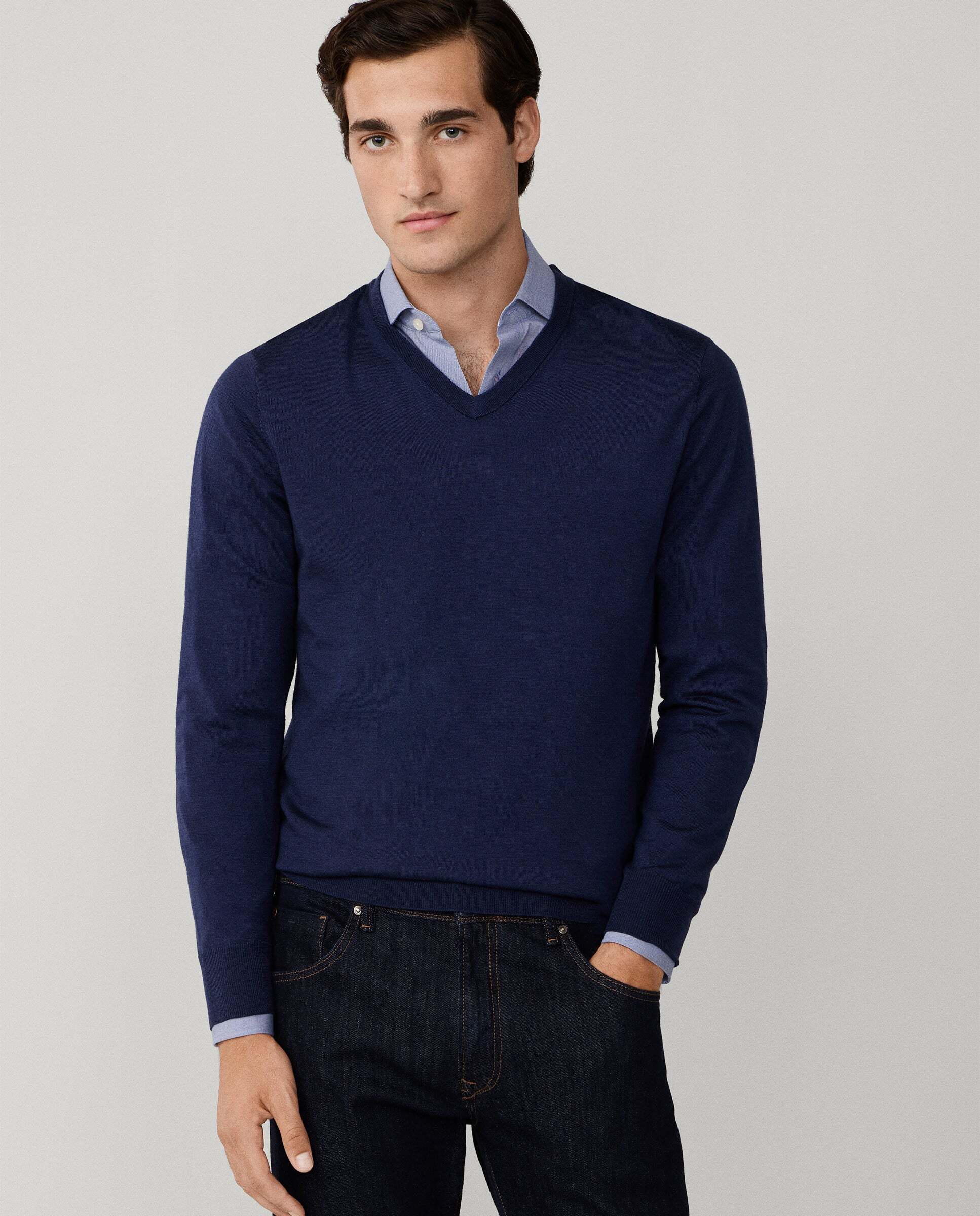 Hackett - Jersey de hombre cuello en v teñido en prenda de lana merino-seda.