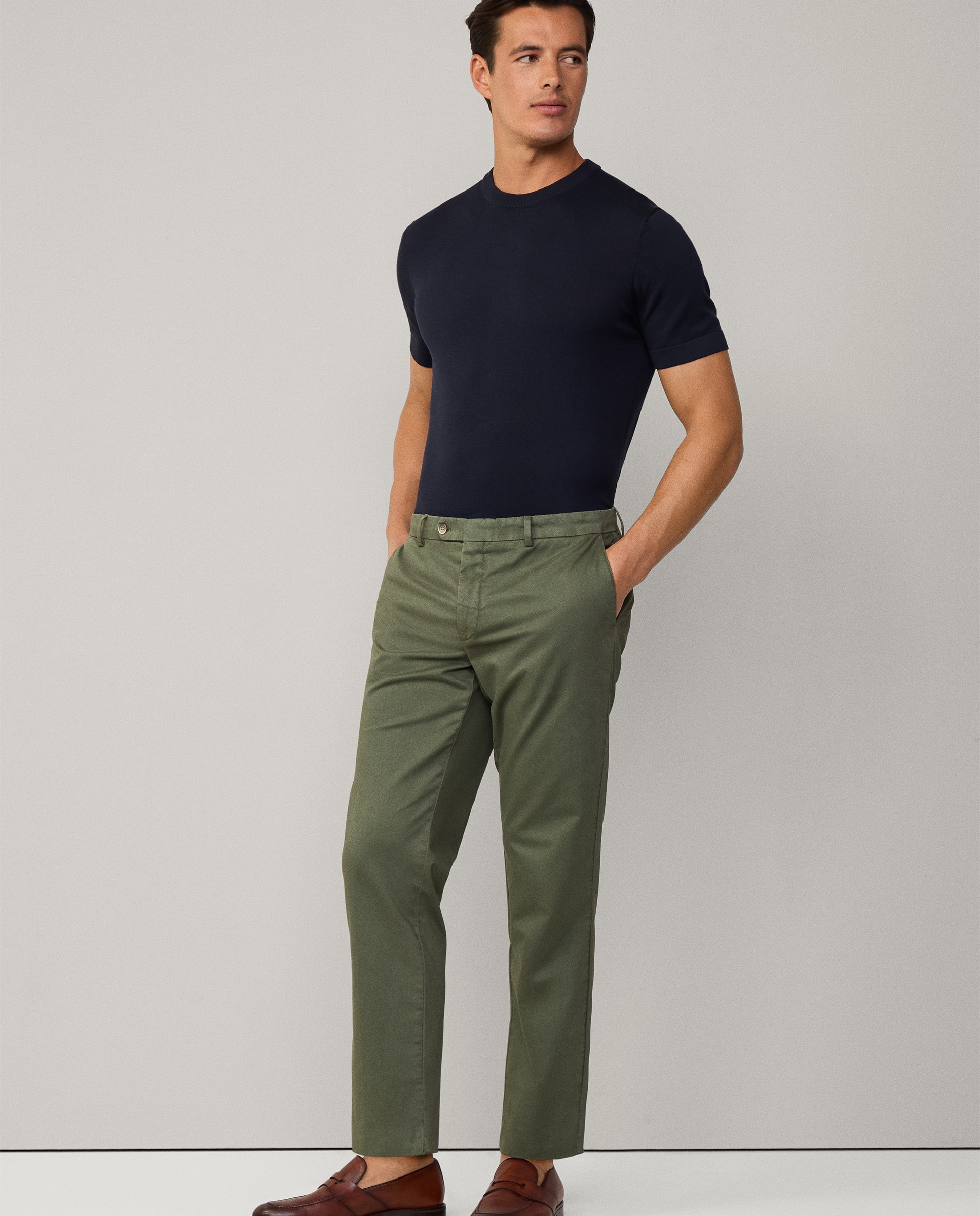 Chino de hombre classic fit en tejido de sarga