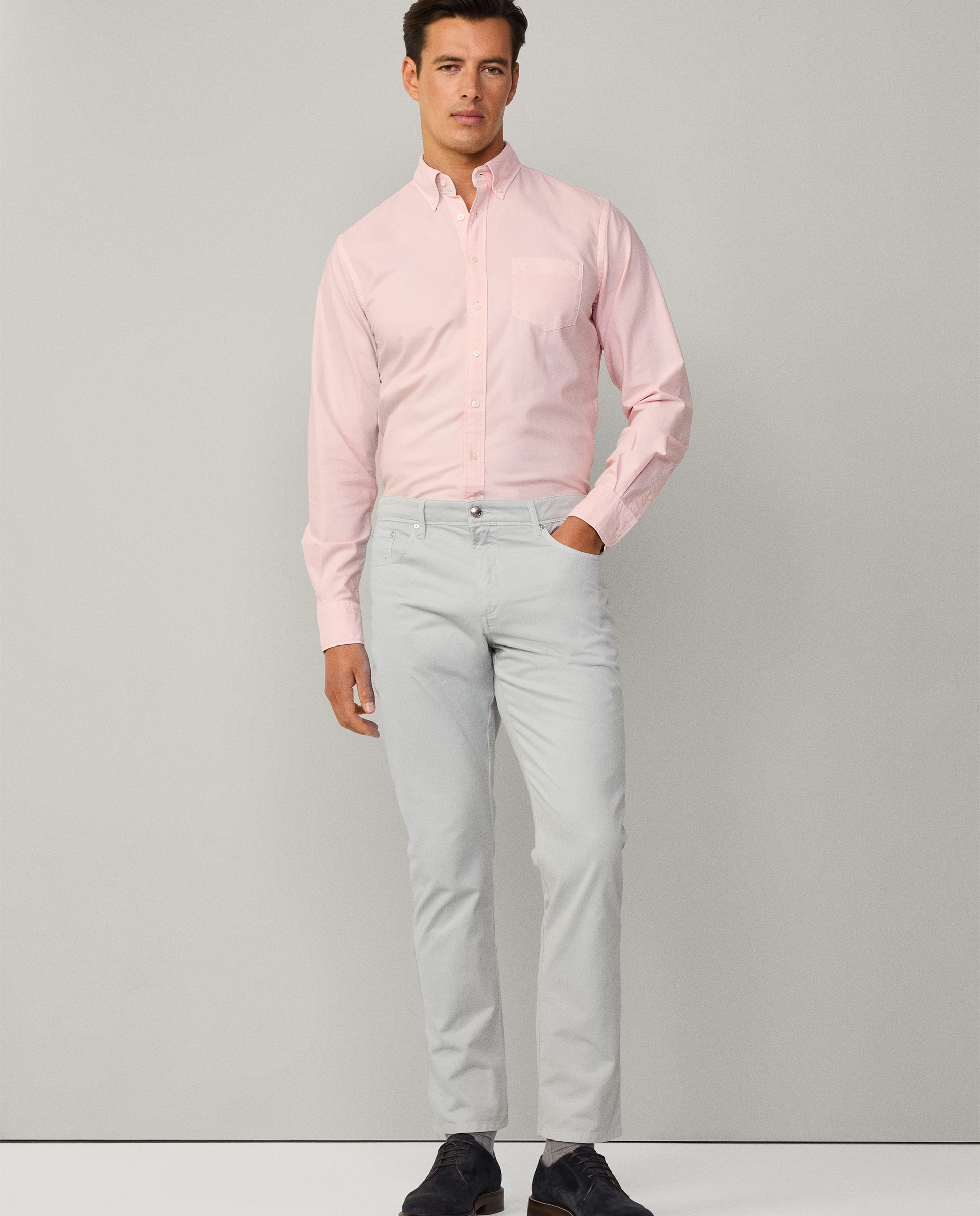 Pantalón cinco bolsillos de hombre regular fit en tejido de sarga