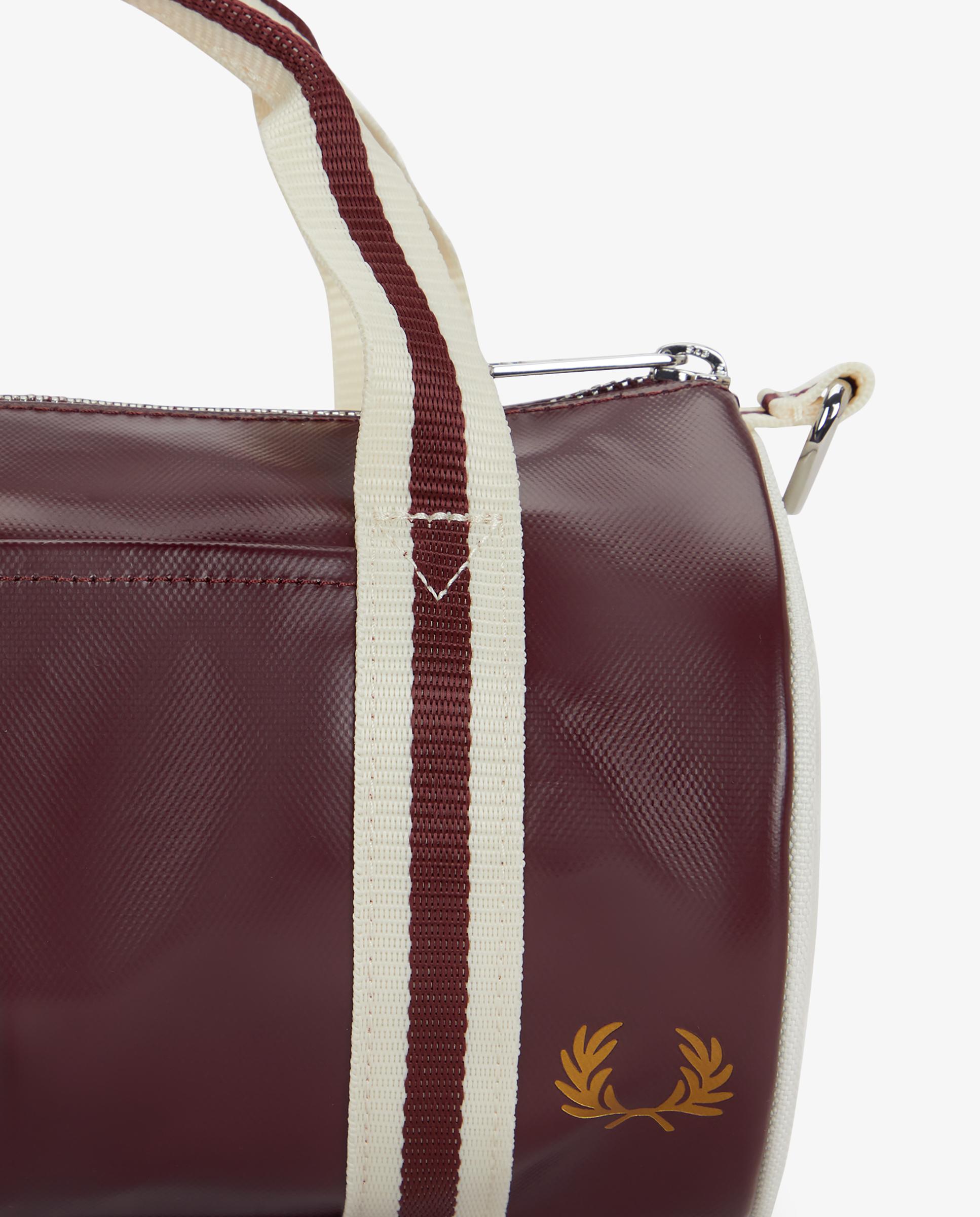 Imagen 5 de Bandolera deportiva de hombre pequeña tipo barril con contrastes - Fred Perry - Granate Granate