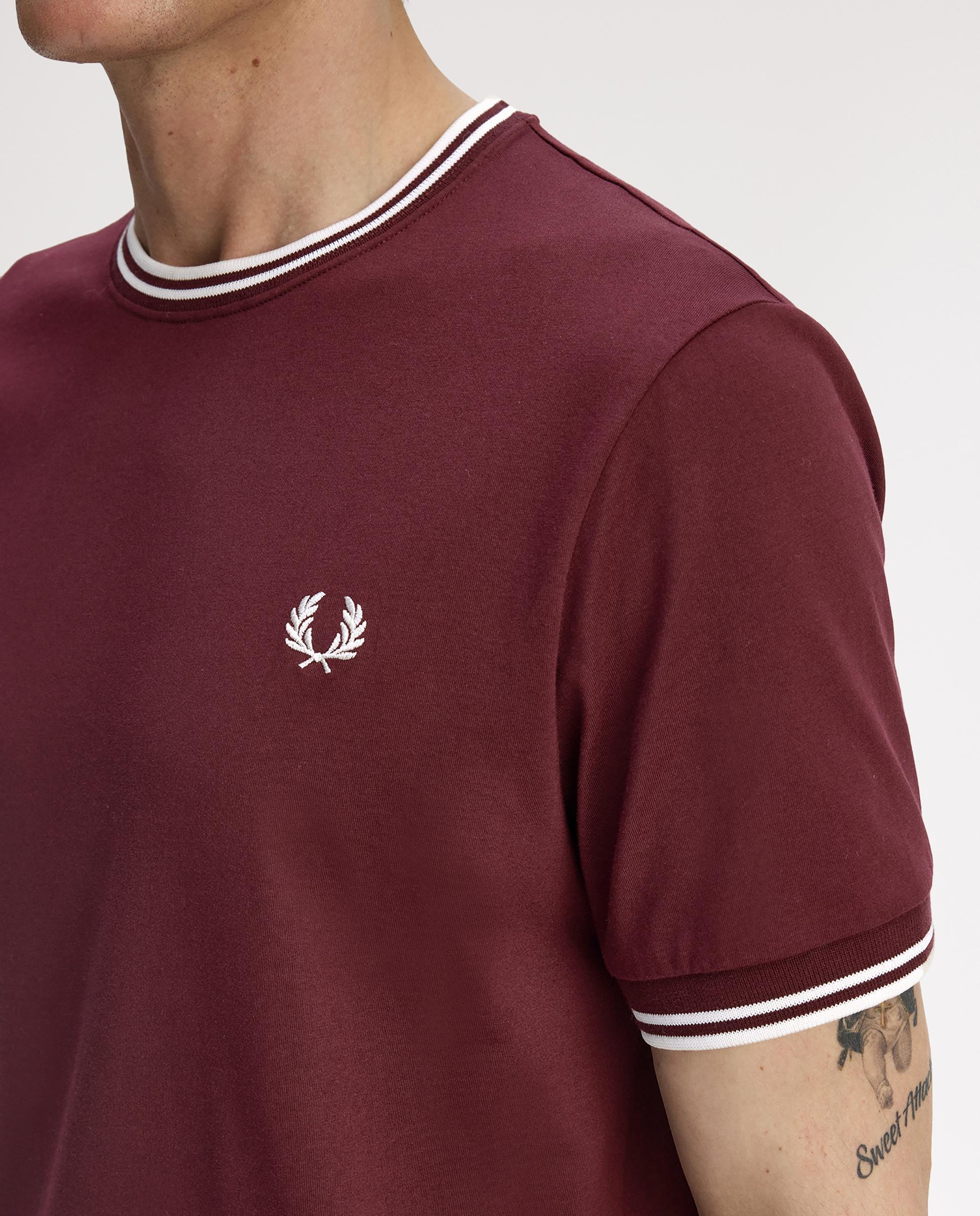 Imagen 4 de Camiseta de manga corta de hombre con ribete con dos franjas - Fred Perry - Granate Granate