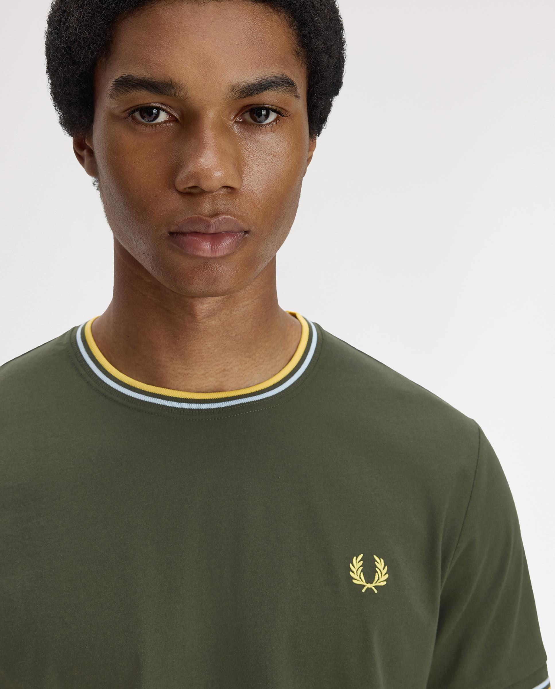 Imagen 4 de Camiseta de manga corta de hombre con ribete con dos franjas - Fred Perry - Verde militar Verde militar