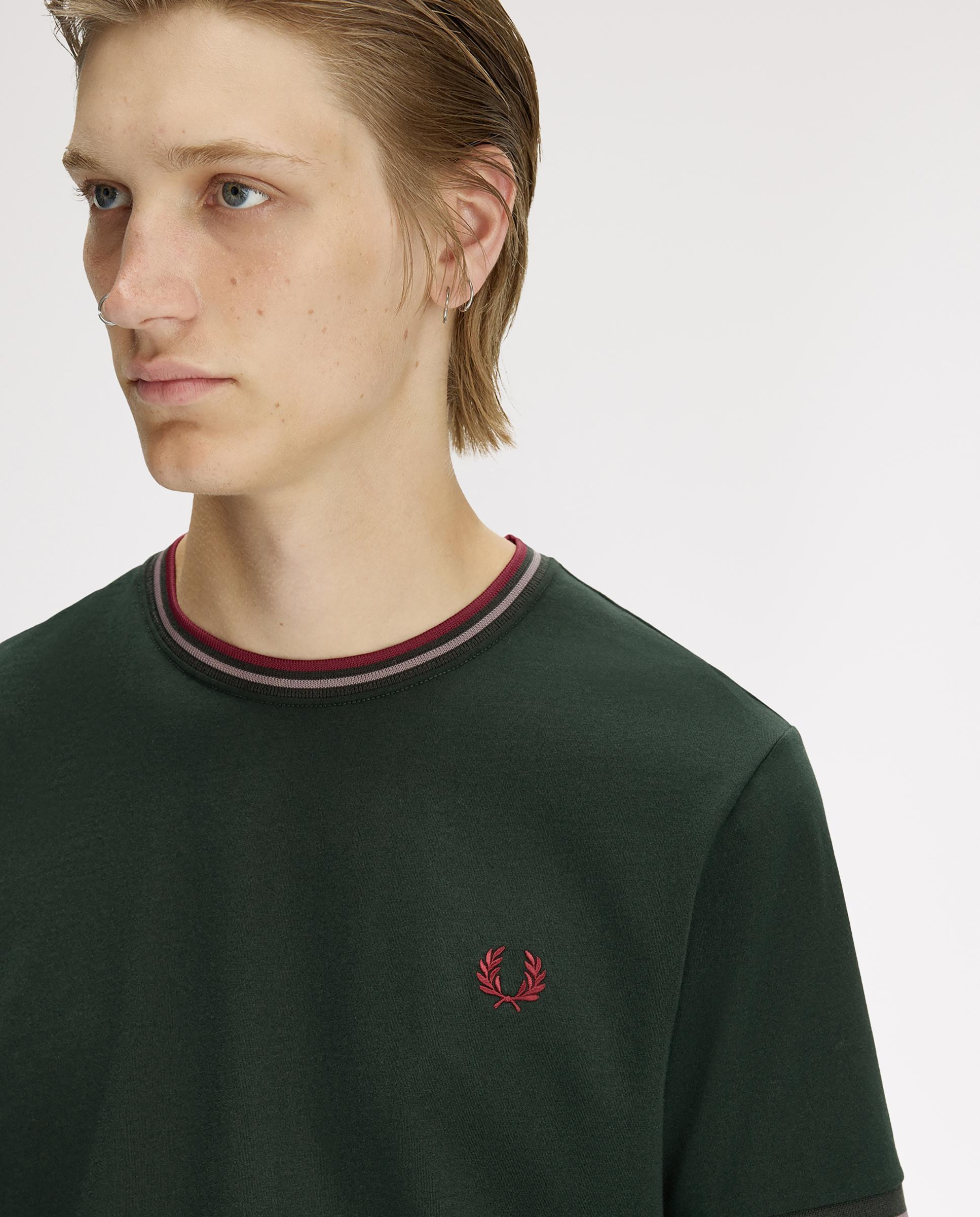 Imagen 4 de Camiseta de manga corta de hombre con ribete con dos franjas - Fred Perry - Verde cadete Verde cadete