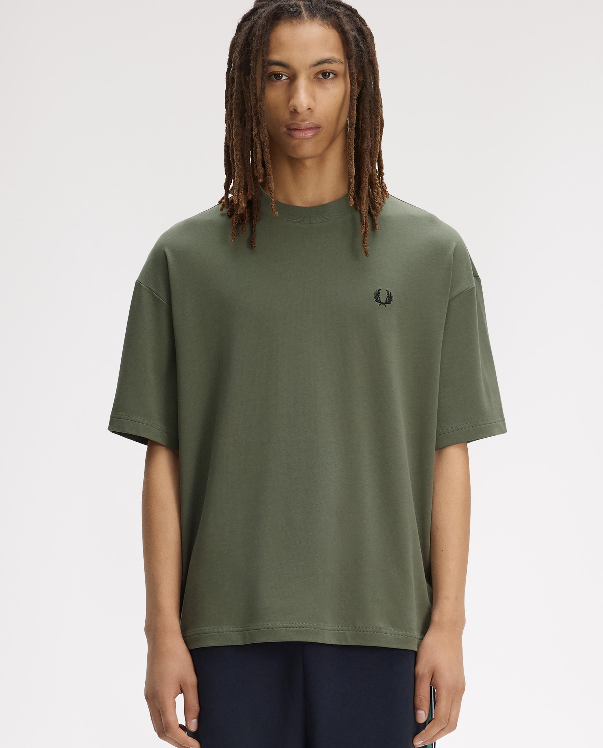 Fred Perry - Camiseta oversize de hombre de manga corta con logo trasero.